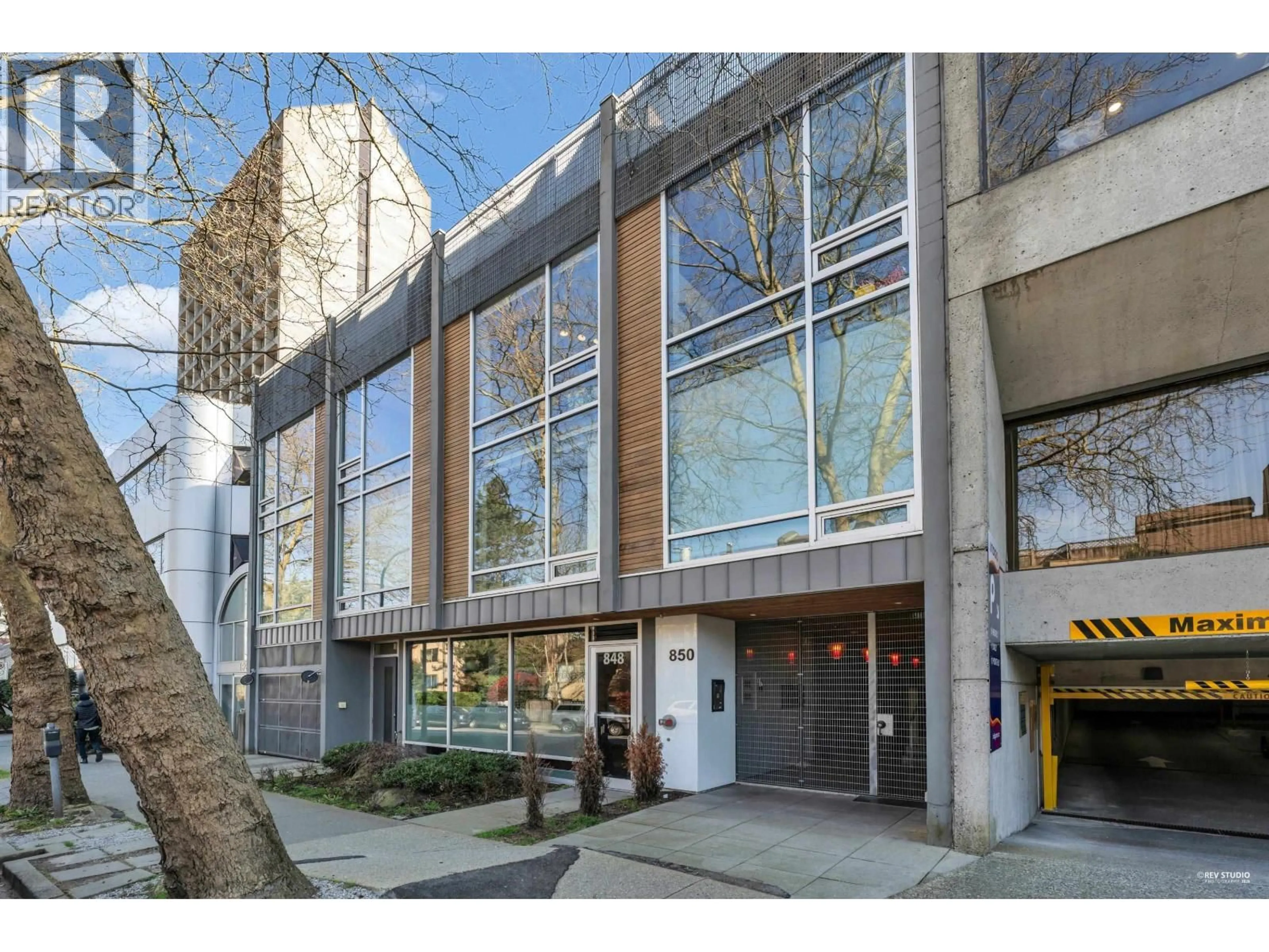 Indoor foyer for 2 - 850 8TH AVENUE, Vancouver British Columbia V5Z1E2