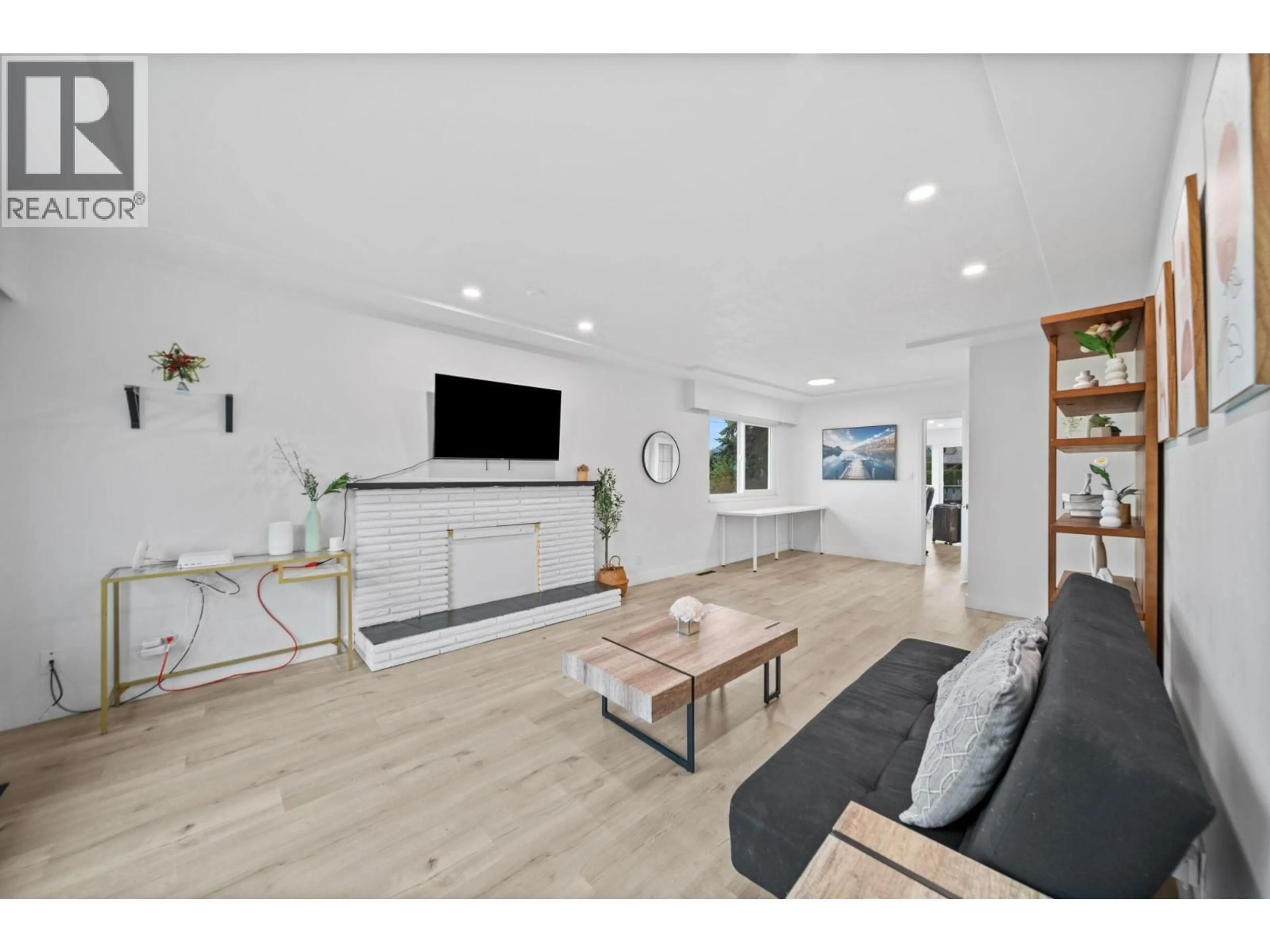 Living room with furniture, unknown for 4831 CAMBRIDGE STREET, Burnaby British Columbia V5C1H9