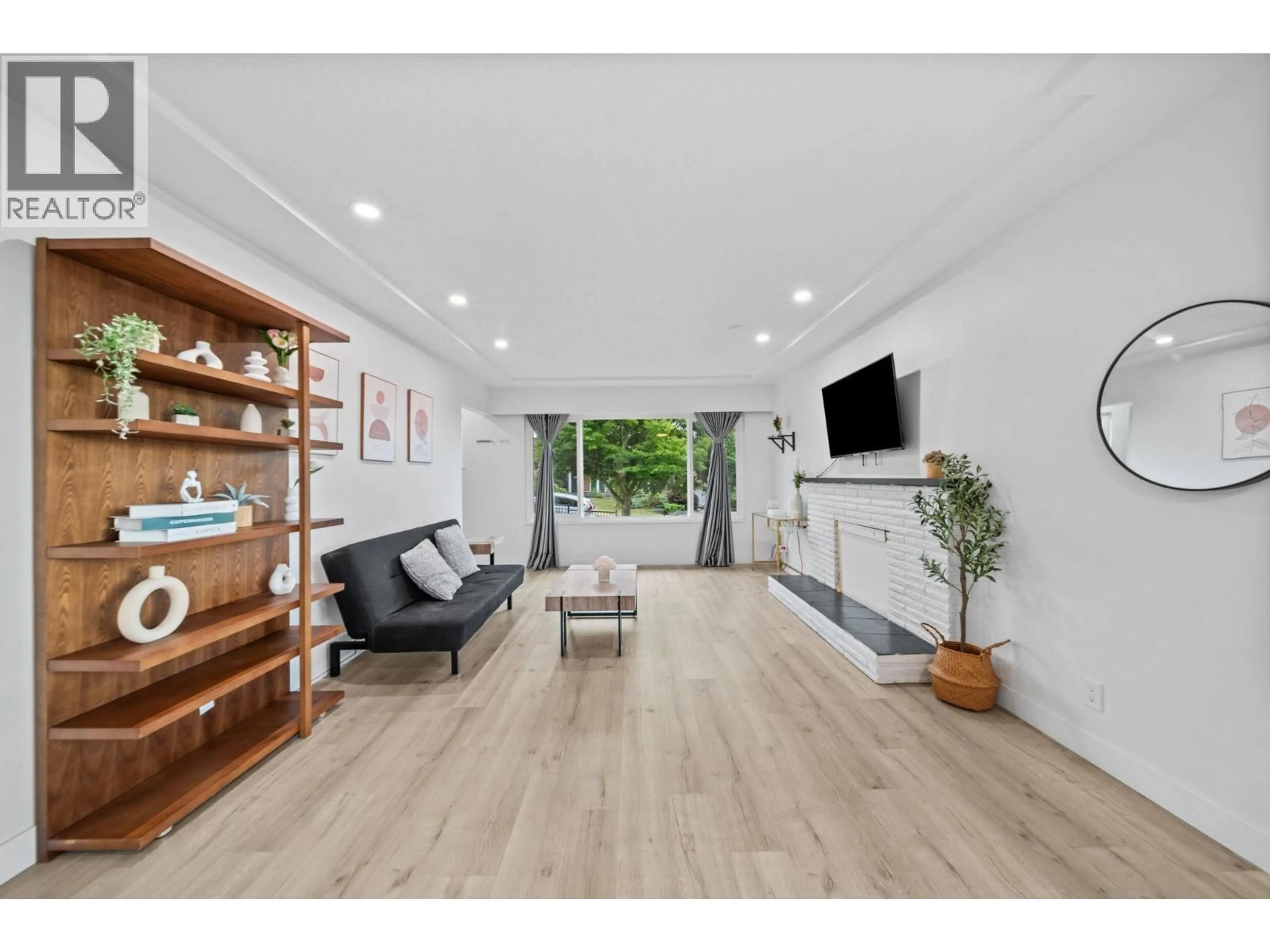 Living room with furniture, wood/laminate floor for 4831 CAMBRIDGE STREET, Burnaby British Columbia V5C1H9