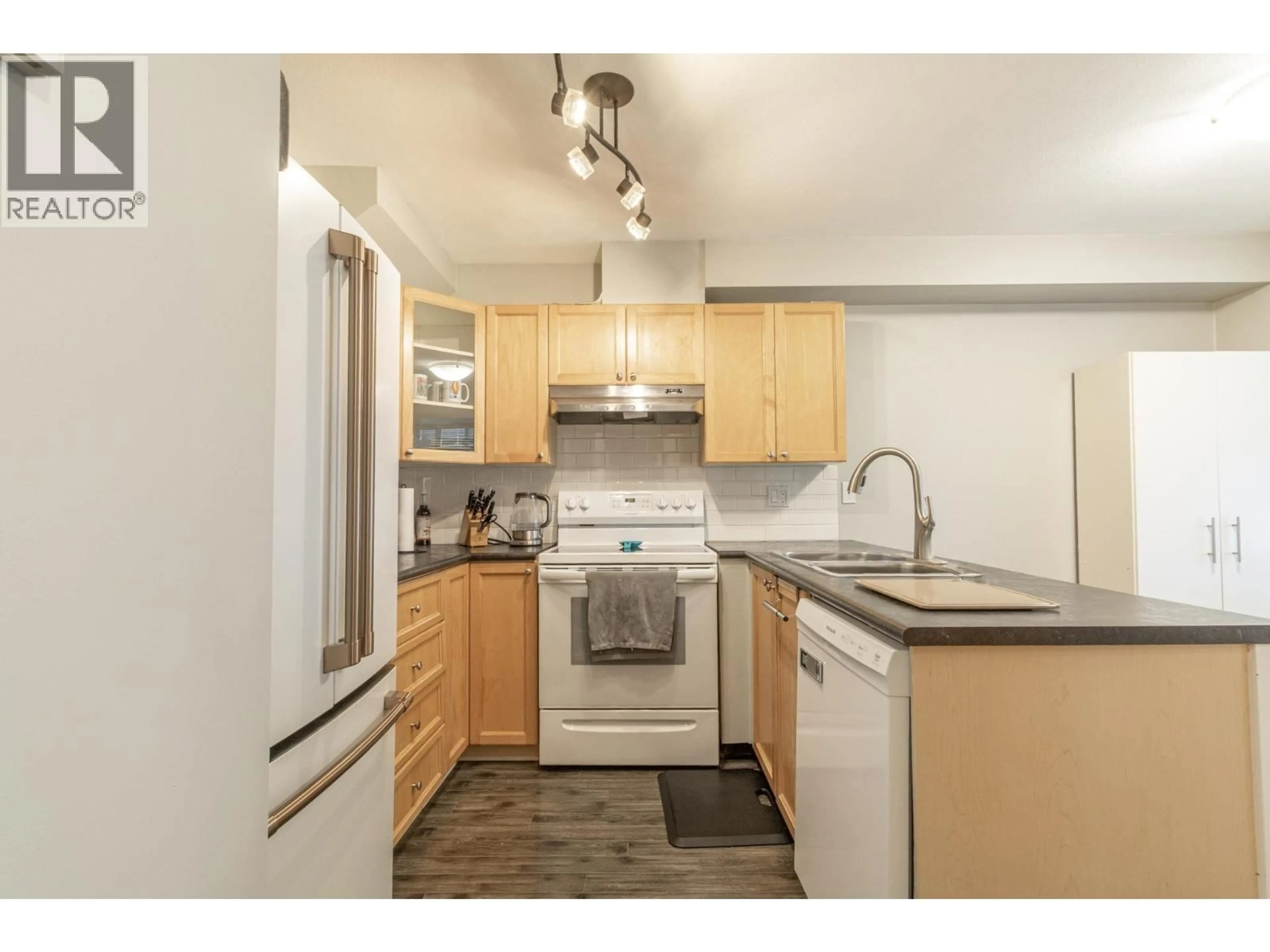 Standard kitchen, wood/laminate floor for 84 - 12099 237 STREET, Maple Ridge British Columbia V4R2C3
