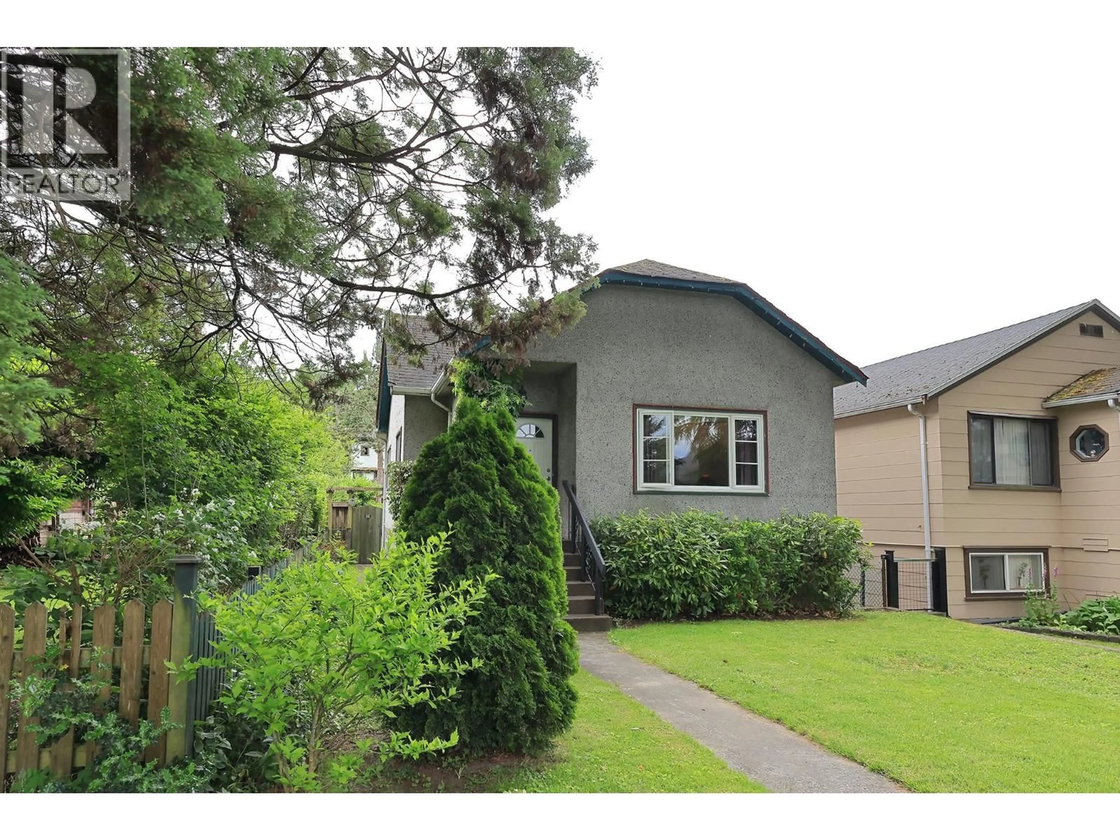 Home with vinyl exterior material, street for 2546 ETON STREET, Vancouver British Columbia V5K1J7
