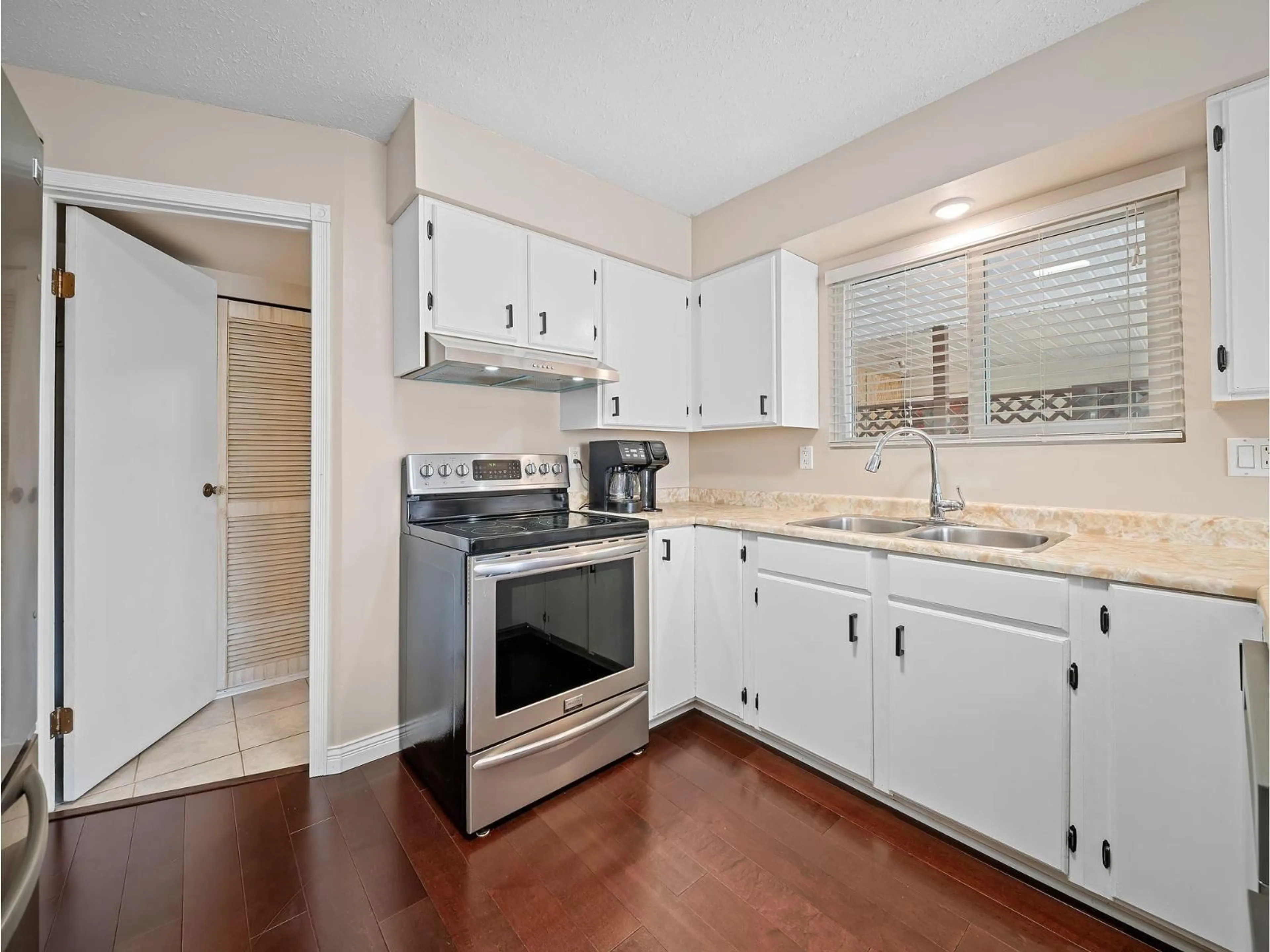 Standard kitchen, unknown for 17213 59A AVENUE, Surrey British Columbia V3S5S4