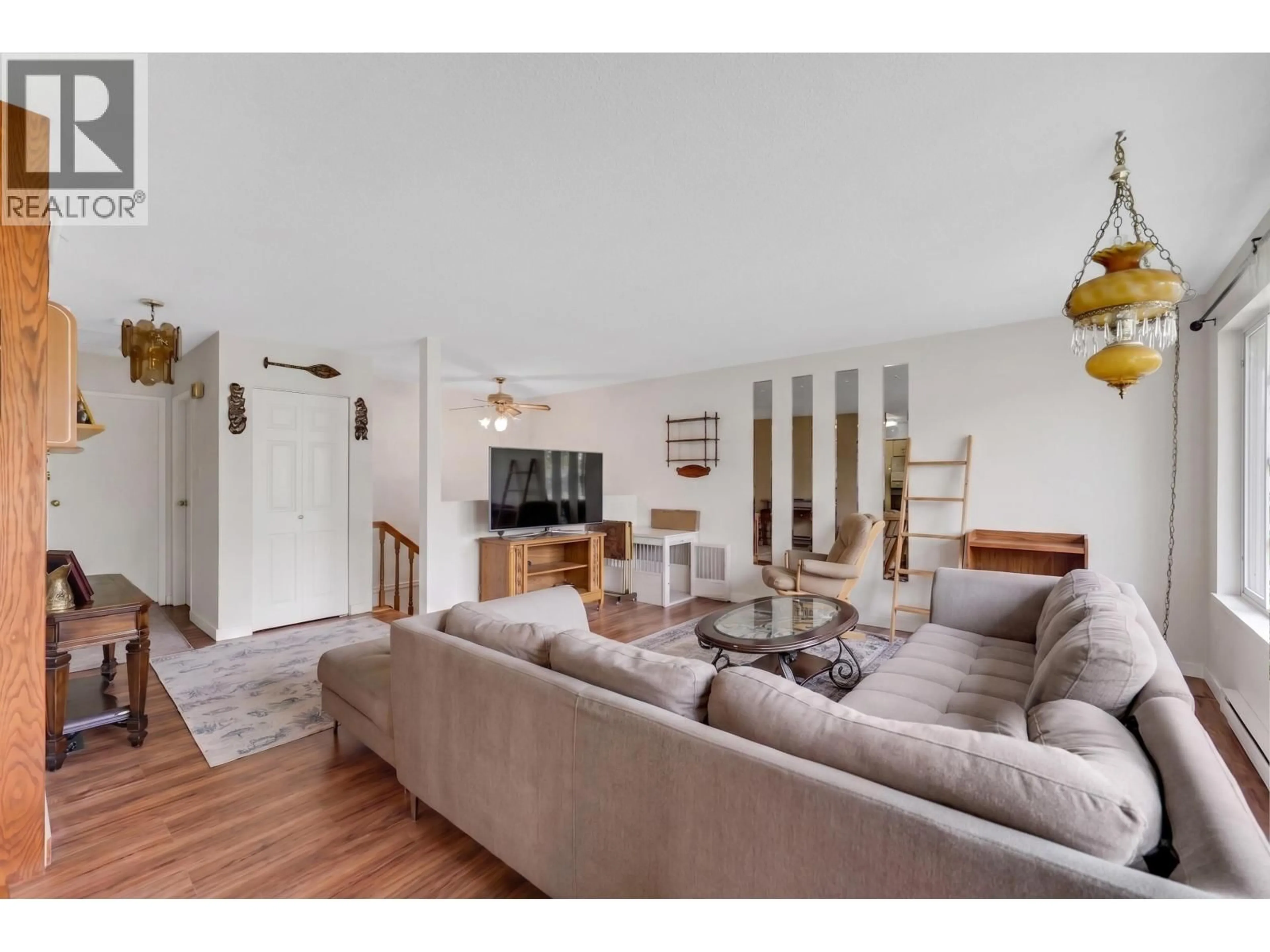 Living room with furniture, wood/laminate floor for 3 - 38397 BUCKLEY AVENUE, Squamish British Columbia V8B0A6
