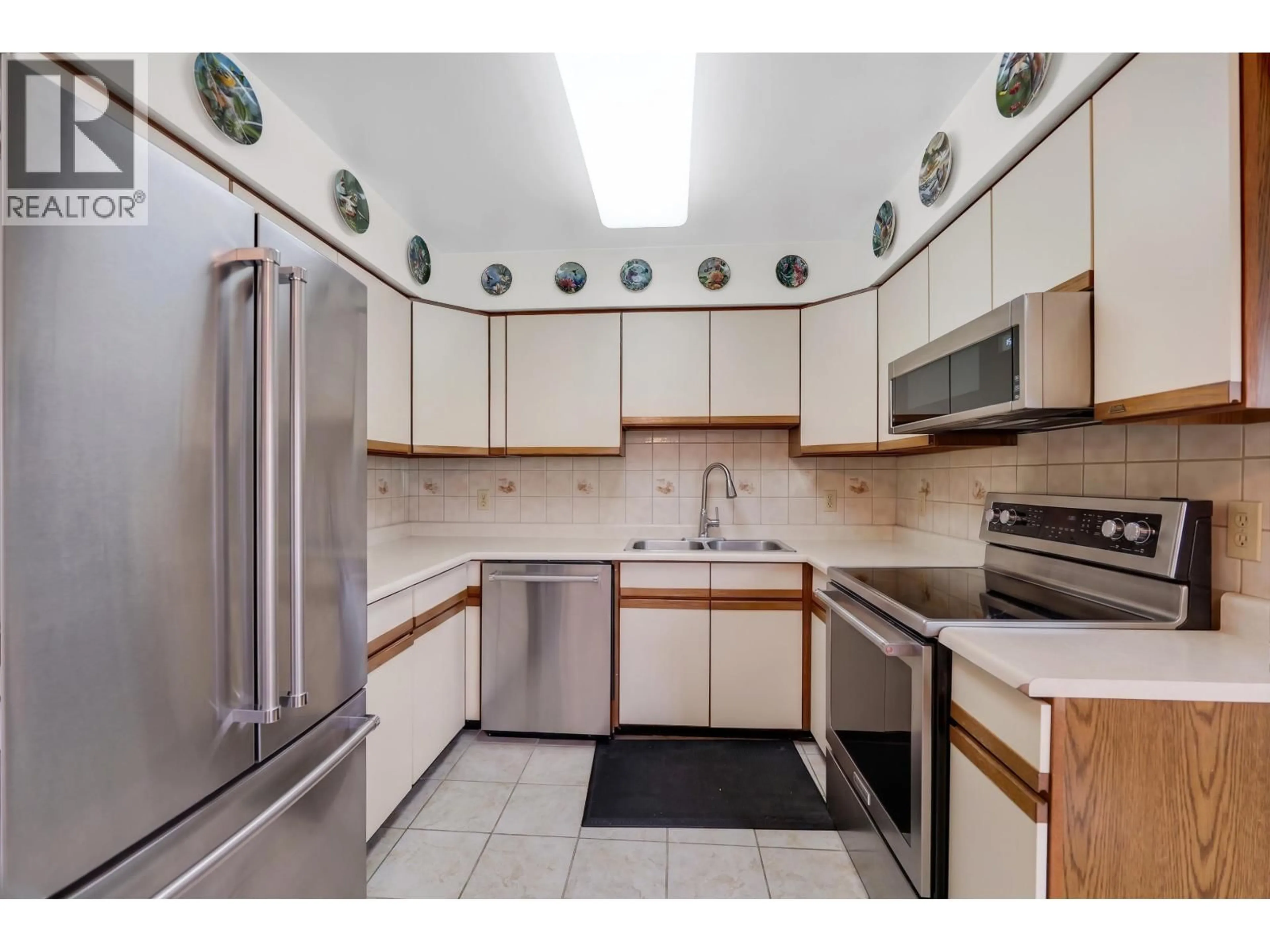 Standard kitchen, ceramic/tile floor for 3 - 38397 BUCKLEY AVENUE, Squamish British Columbia V8B0A6