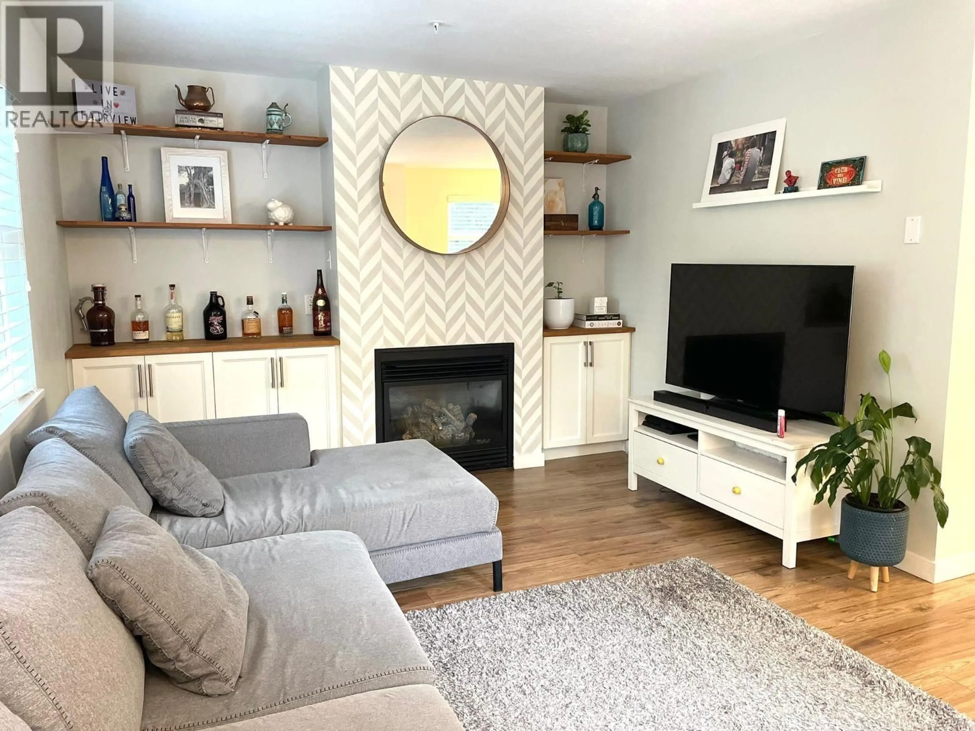 Living room with furniture, wood/laminate floor for 102 - 3008 WILLOW STREET, Vancouver British Columbia V5Z3P3