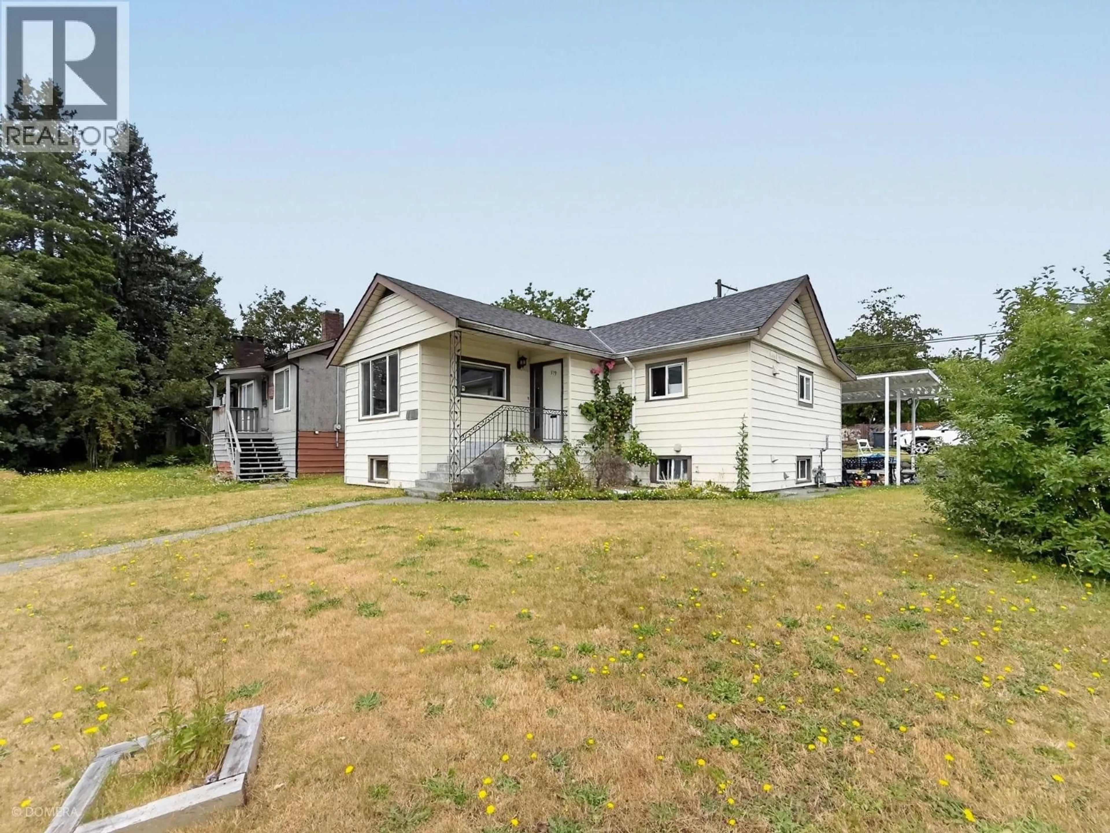 A pic from outside/outdoor area/front of a property/back of a property/a pic from drone, street for 319 EIGHTH AVENUE, New Westminster British Columbia V3L4K5