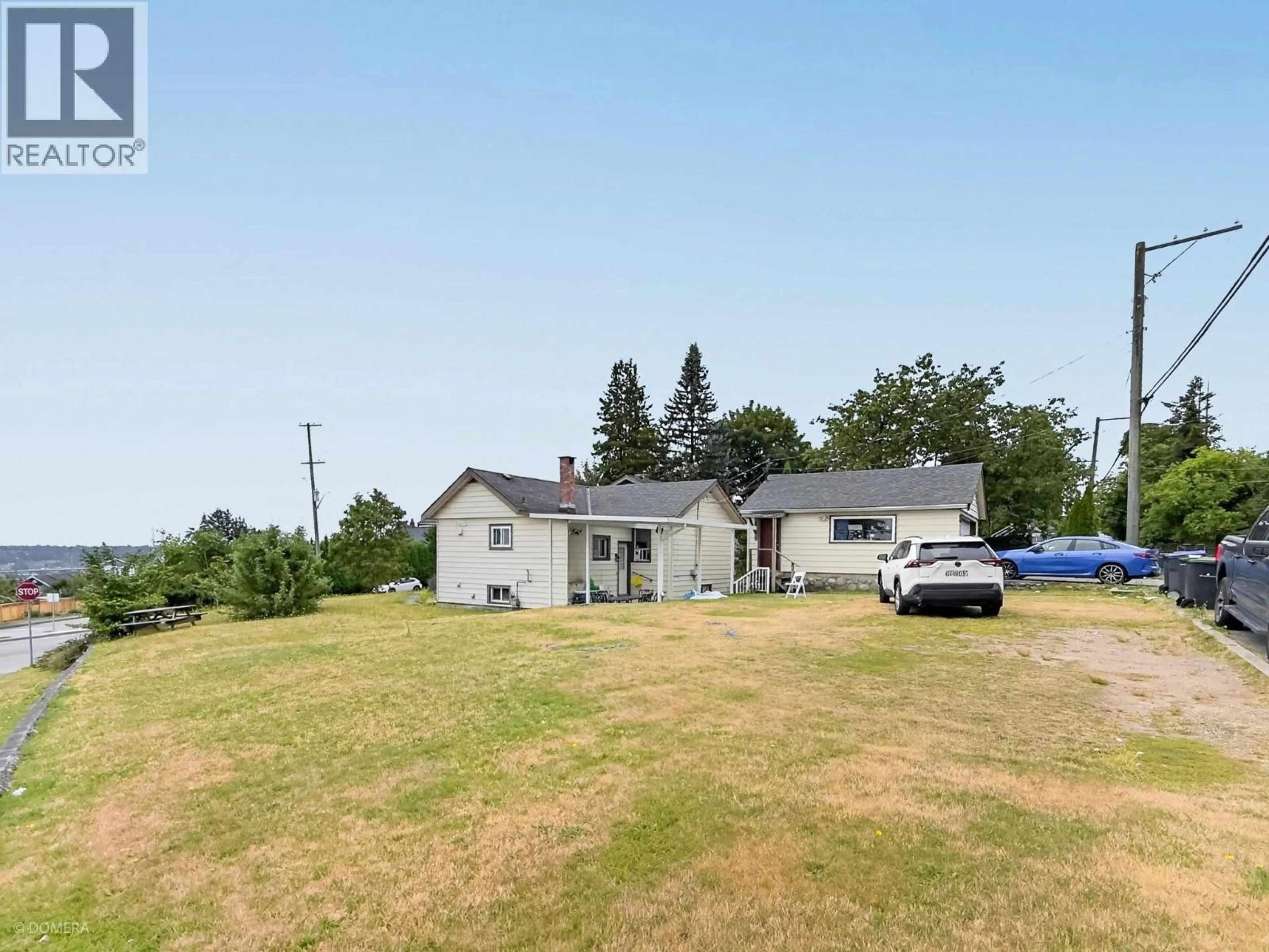 A pic from outside/outdoor area/front of a property/back of a property/a pic from drone, unknown for 319 EIGHTH AVENUE, New Westminster British Columbia V3L4K5