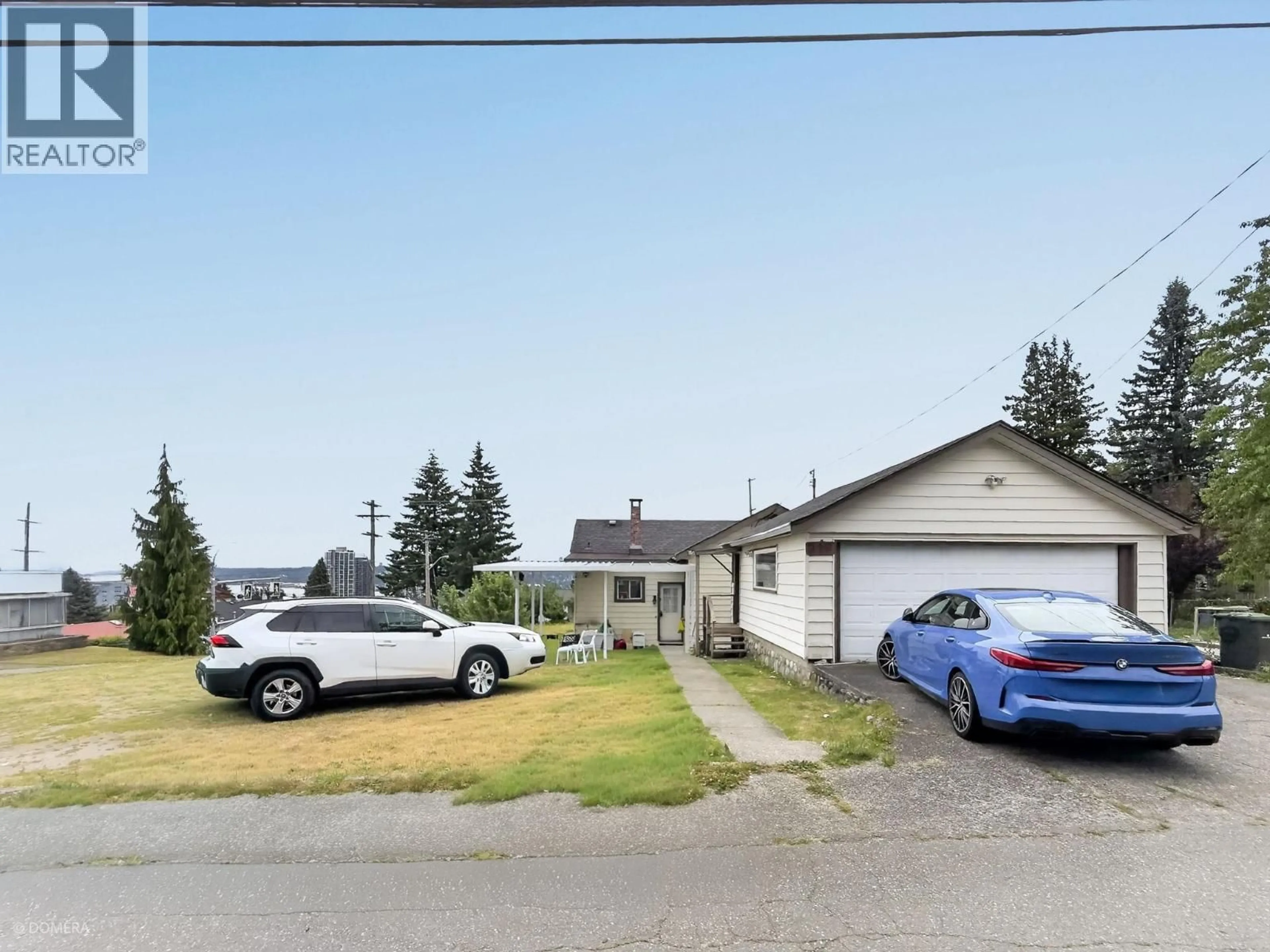 A pic from outside/outdoor area/front of a property/back of a property/a pic from drone, street for 319 EIGHTH AVENUE, New Westminster British Columbia V3L4K5