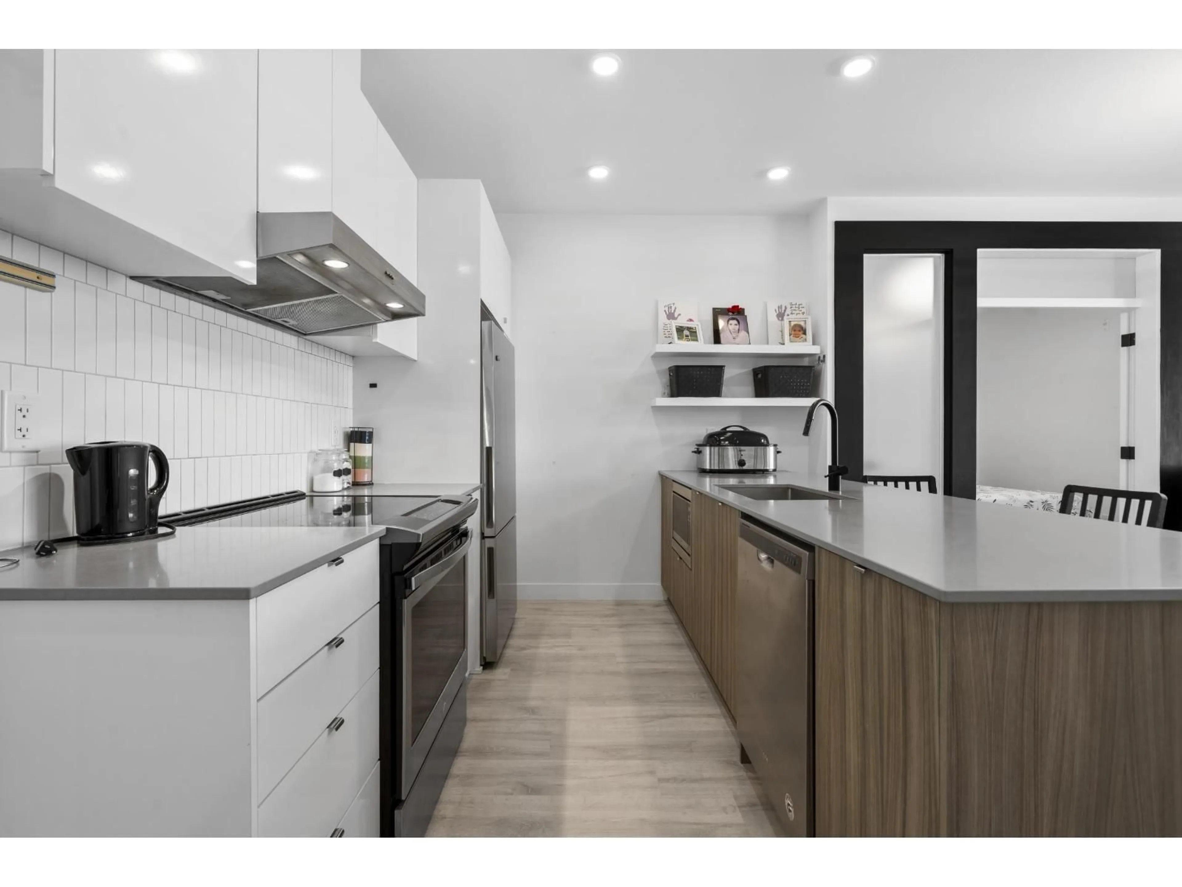 Contemporary kitchen, unknown for 610 - 32828 LANDEAU PLACE, Abbotsford British Columbia V2S6S6