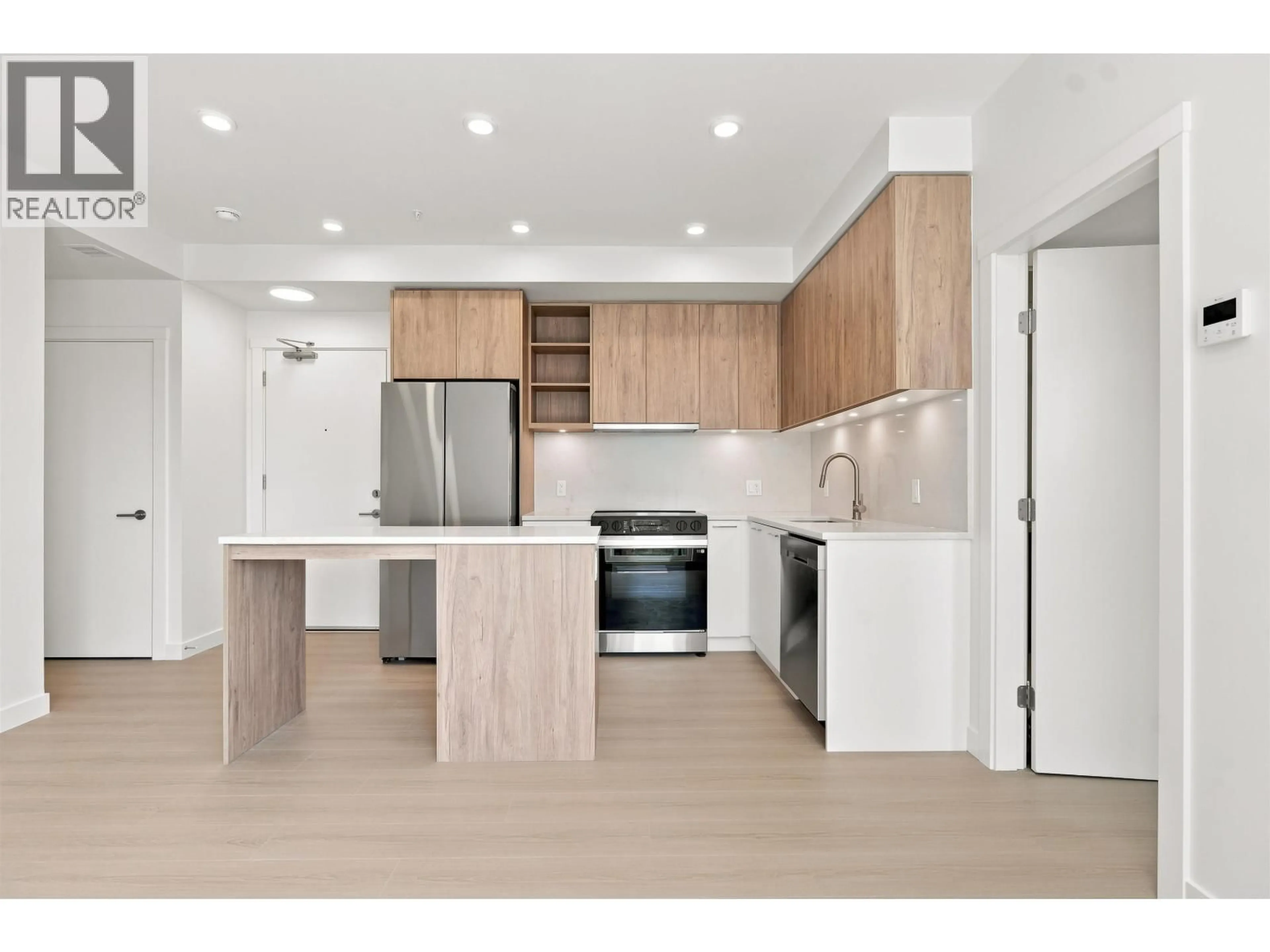 Open concept kitchen, wood/laminate floor for 427 - 82 FIRST STREET, New Westminster British Columbia V3L0L8