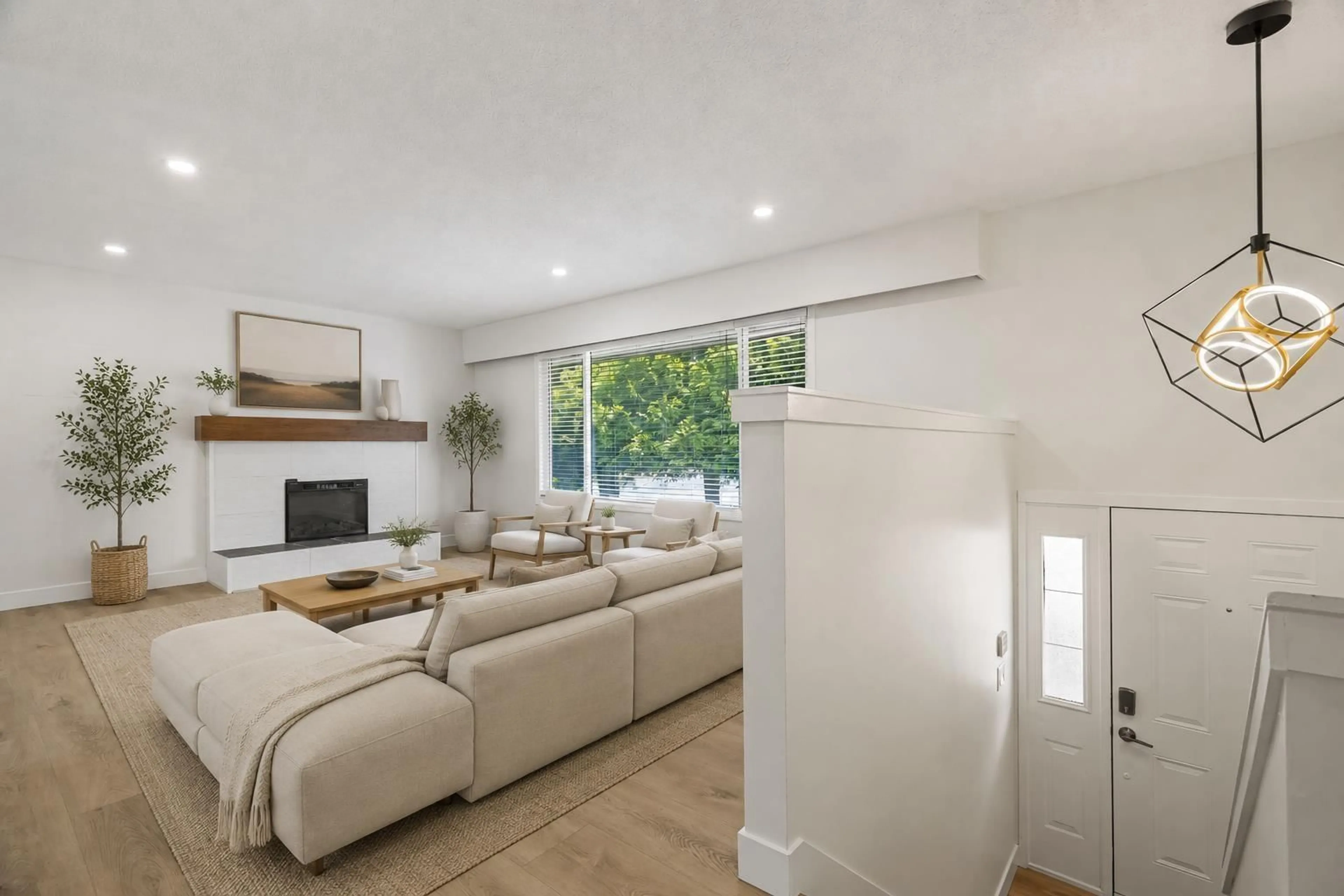 Living room with furniture, unknown for 583 PARK STREET, Hope British Columbia V0X1L0