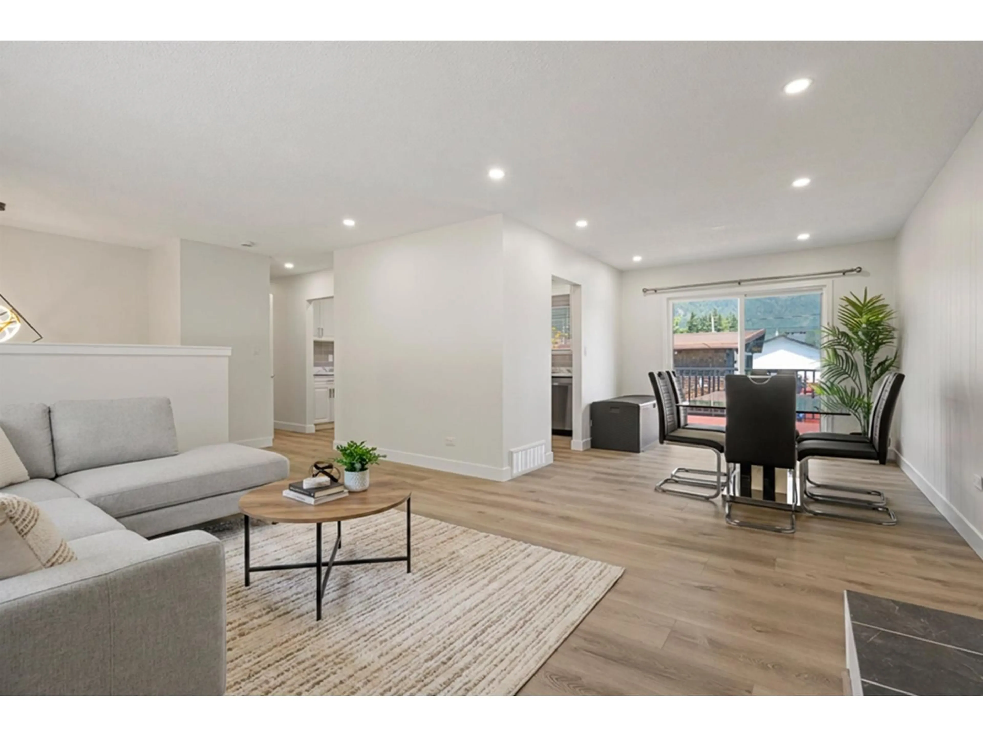 Living room with furniture, wood/laminate floor for 583 PARK STREET, Hope British Columbia V0X1L0