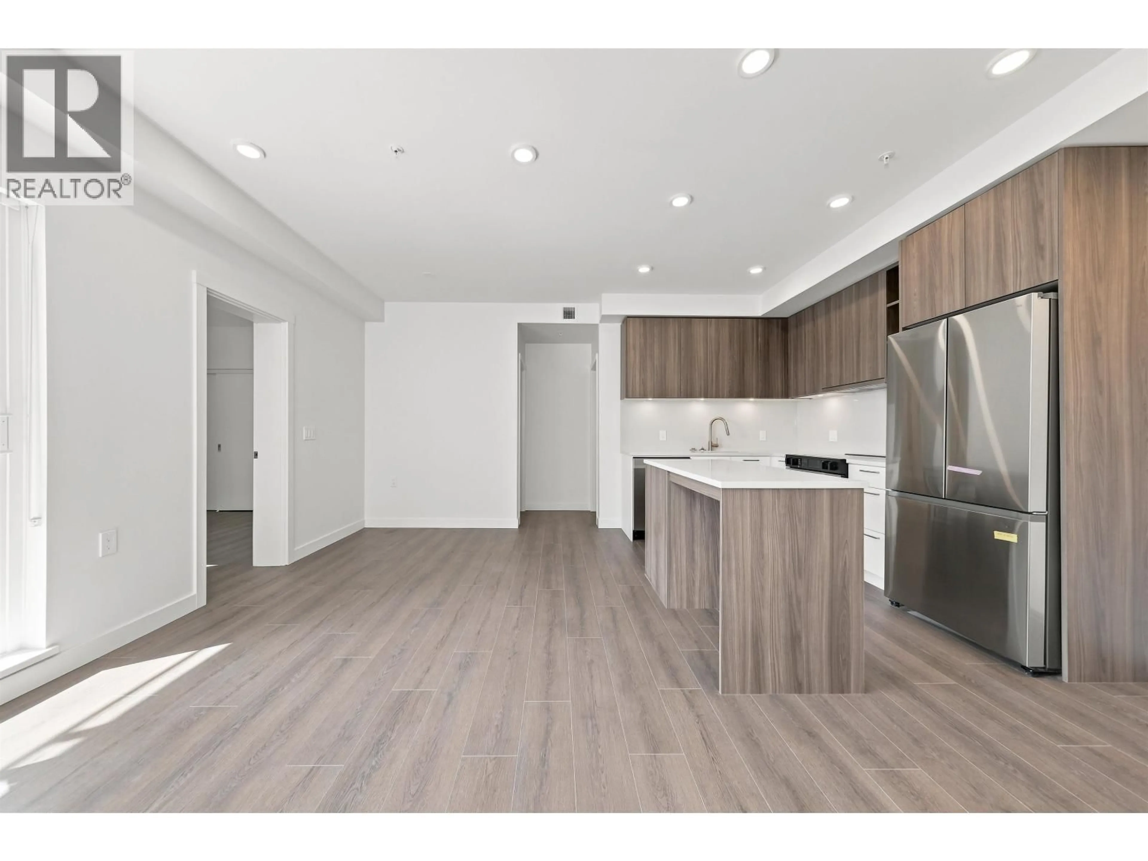 Open concept kitchen, wood/laminate floor for 522 - 82 FIRST STREET, New Westminster British Columbia V3L0L8
