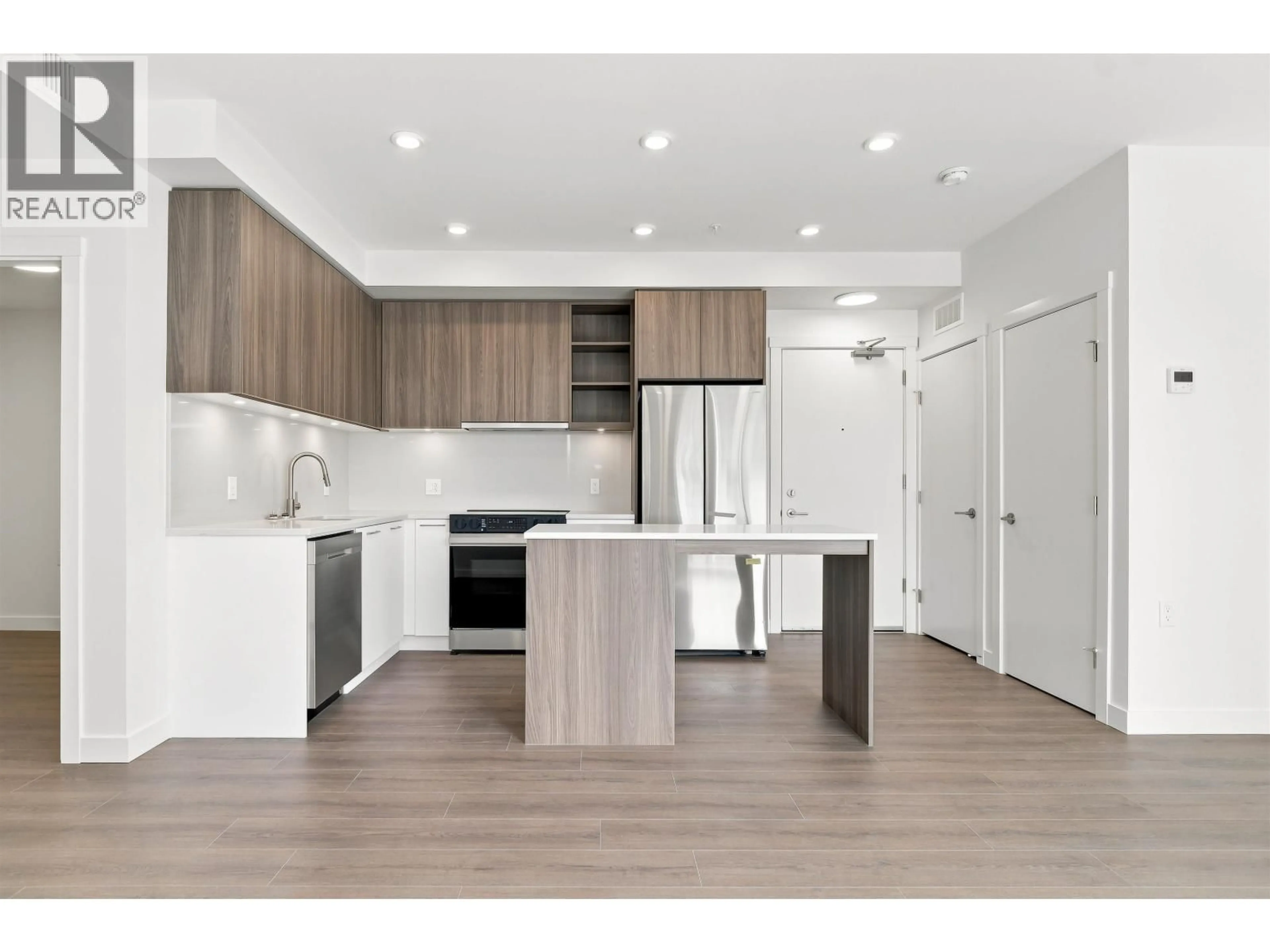 Open concept kitchen, wood/laminate floor for 522 - 82 FIRST STREET, New Westminster British Columbia V3L0L8