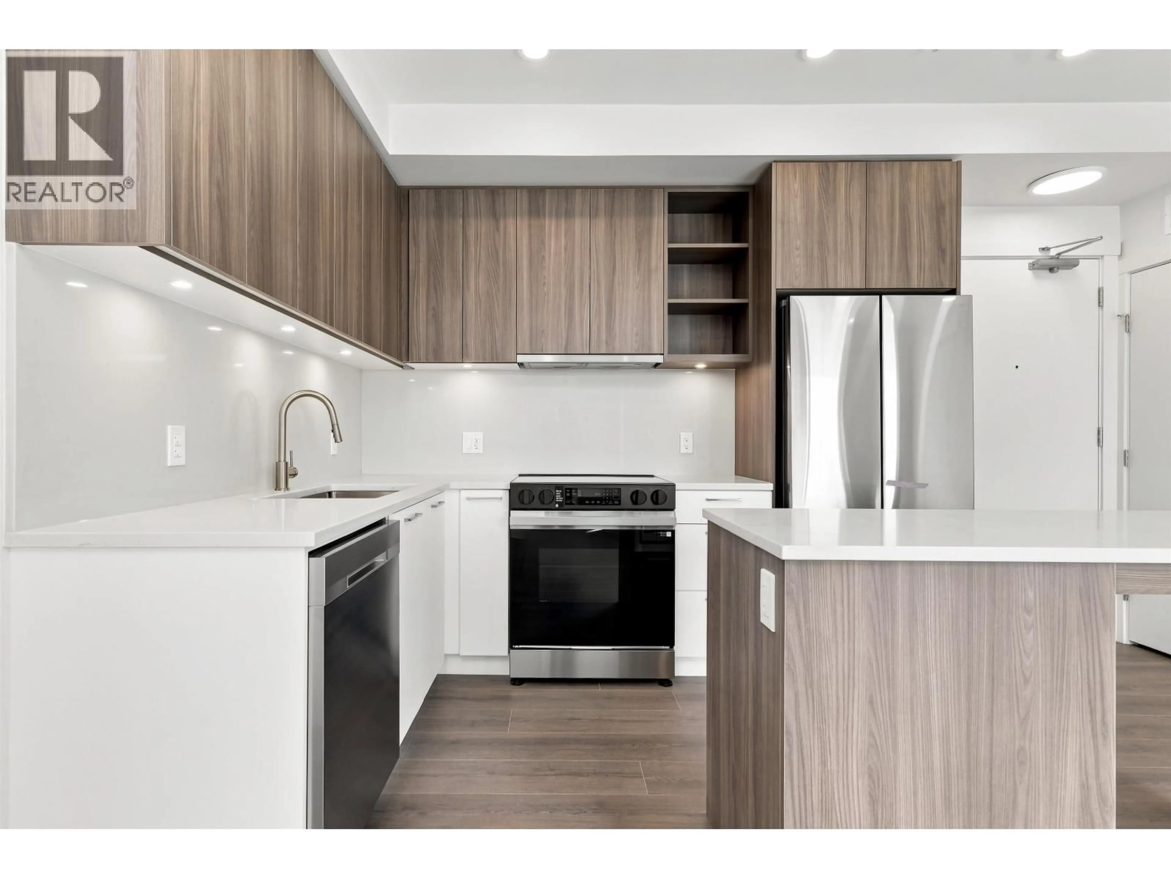 Standard kitchen, wood/laminate floor for 522 - 82 FIRST STREET, New Westminster British Columbia V3L0L8