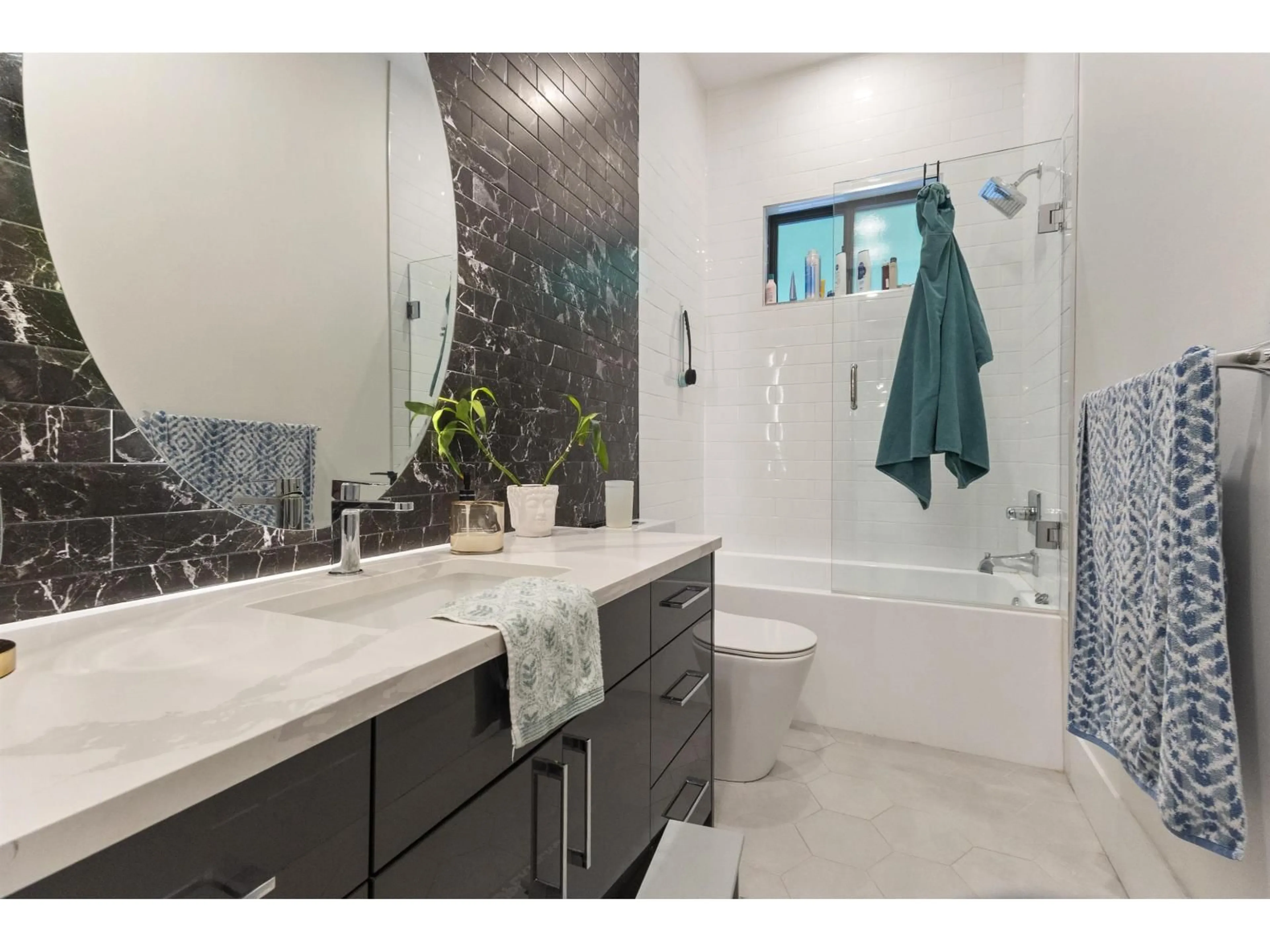 Contemporary bathroom, ceramic/tile floor for 33970 TOOLEY PLACE, Mission British Columbia V2V0G5