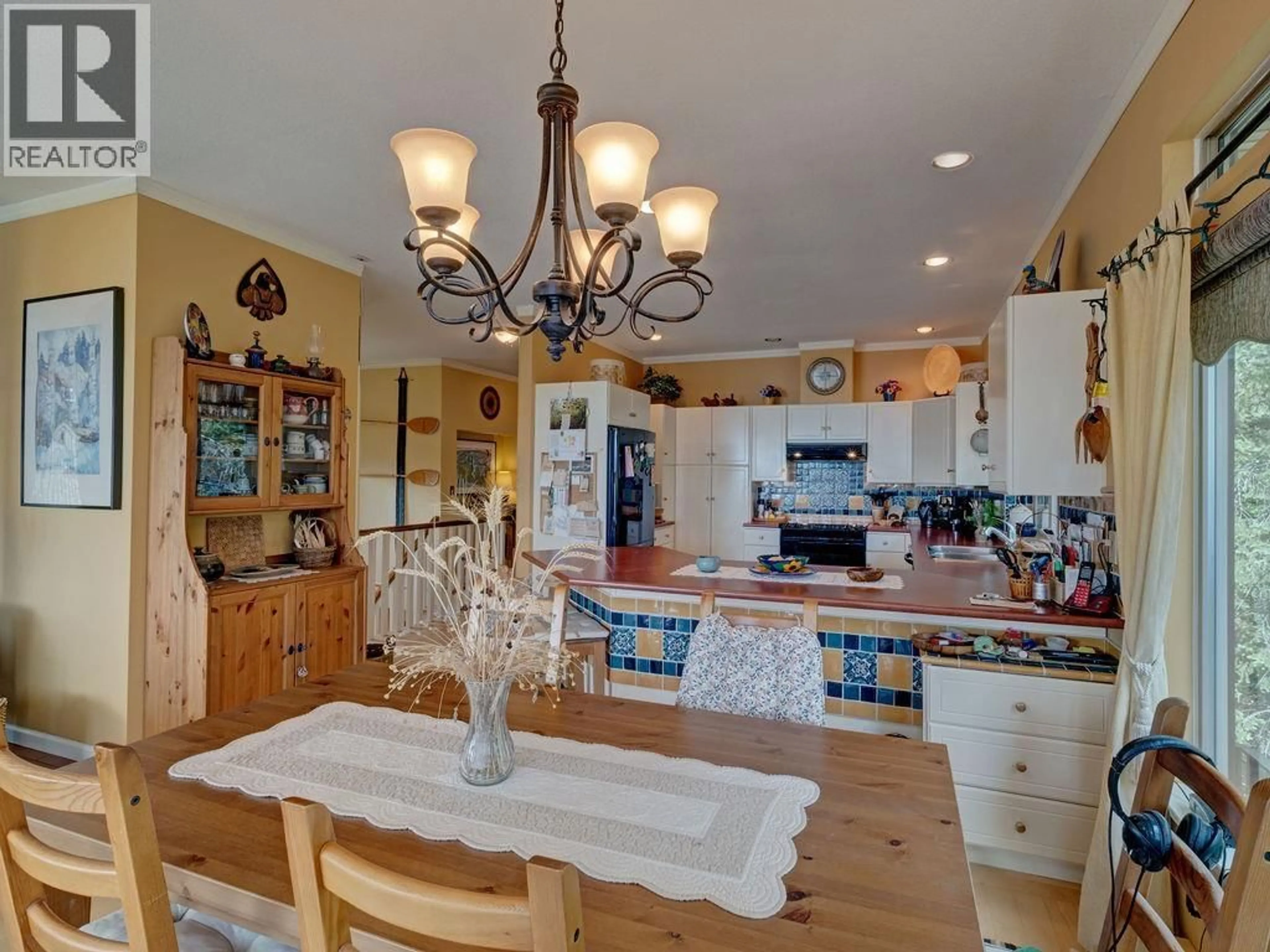 Open concept kitchen, ceramic/tile floor for 5475 HYDAWAY PLACE, Halfmoon Bay British Columbia V7Z1B4