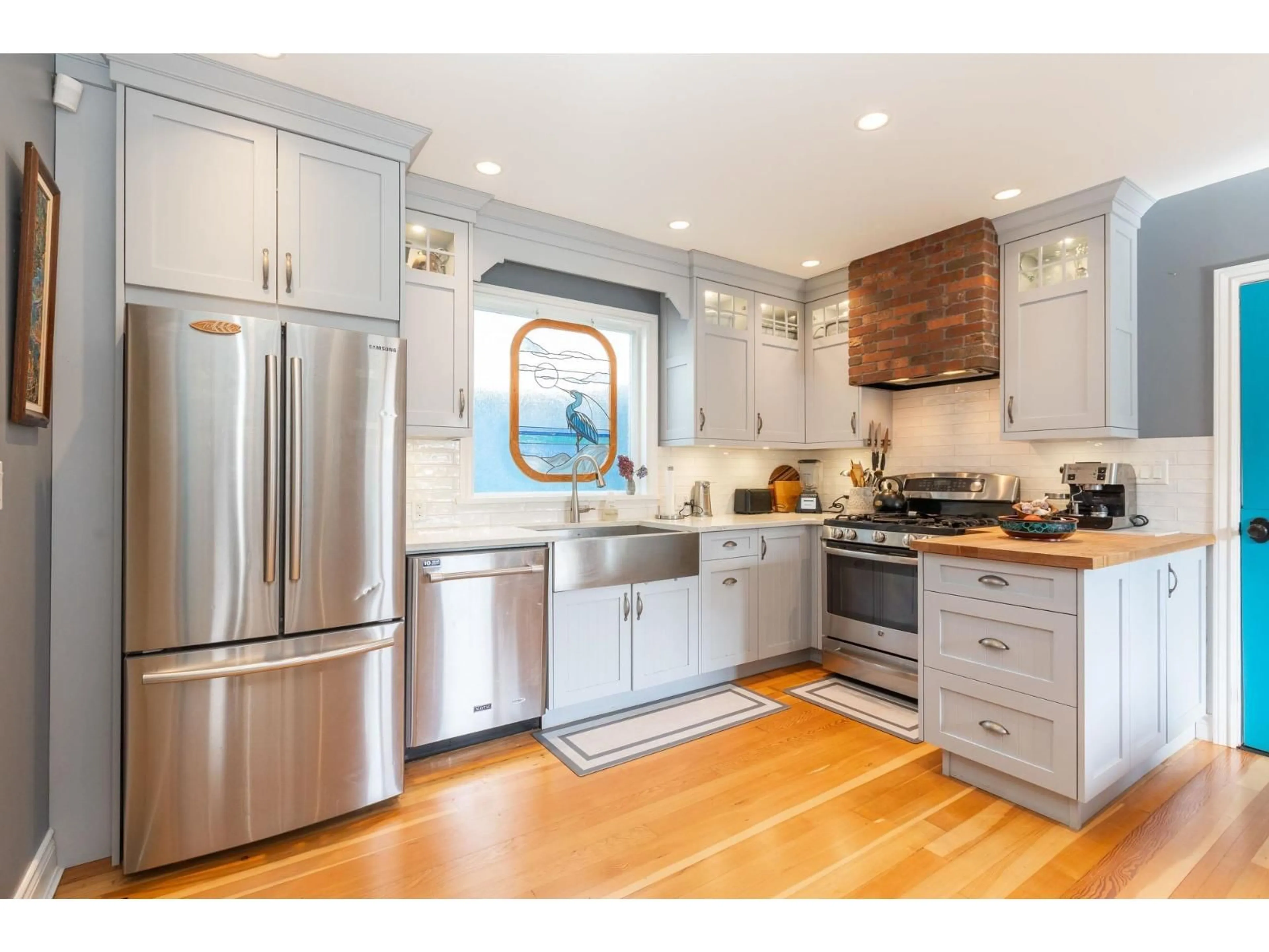 Open concept kitchen, wood/laminate floor for 1196 HABGOOD STREET, White Rock British Columbia V4B4W9