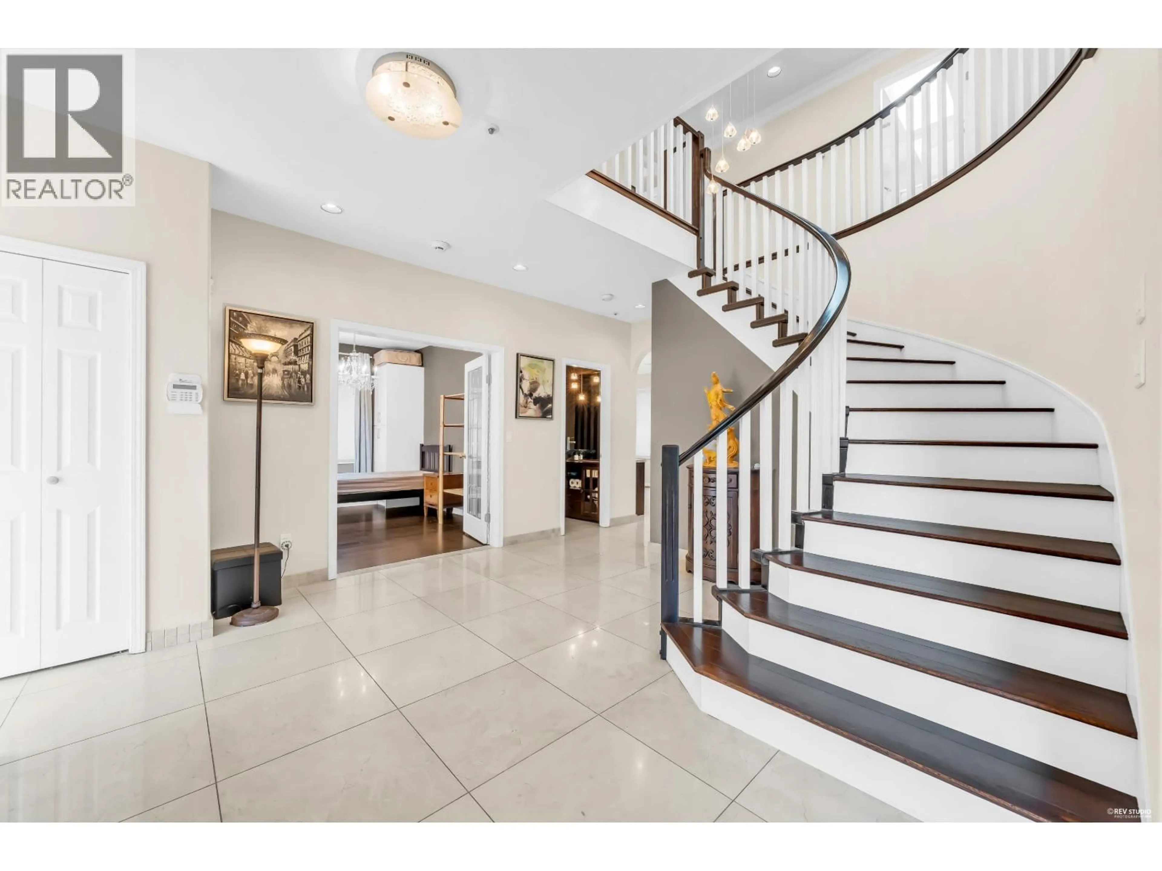 Indoor foyer for 3549 40TH AVENUE, Vancouver British Columbia V6N3B7