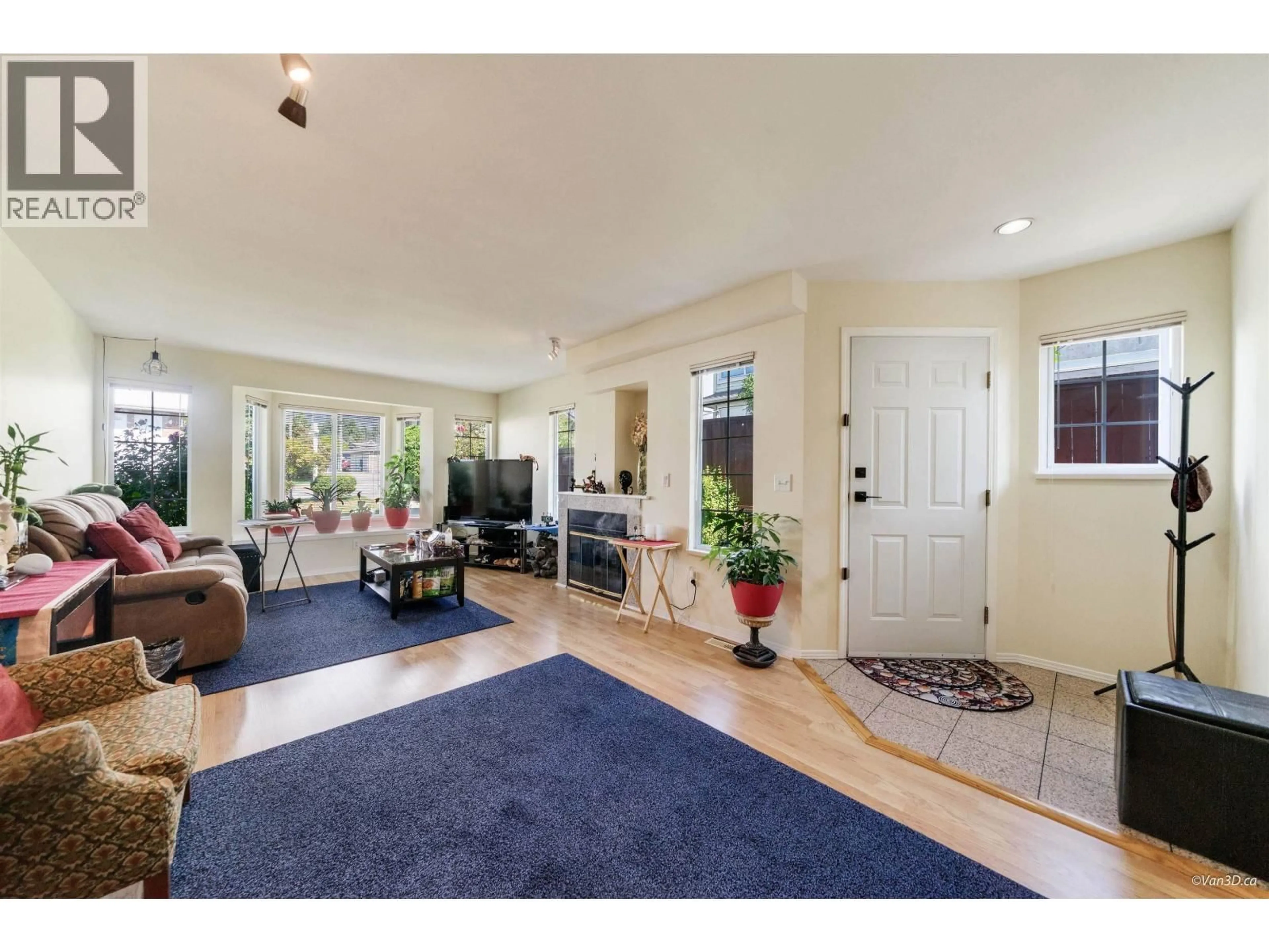 Indoor entryway for 215 18TH STREET, North Vancouver British Columbia V7M1W7