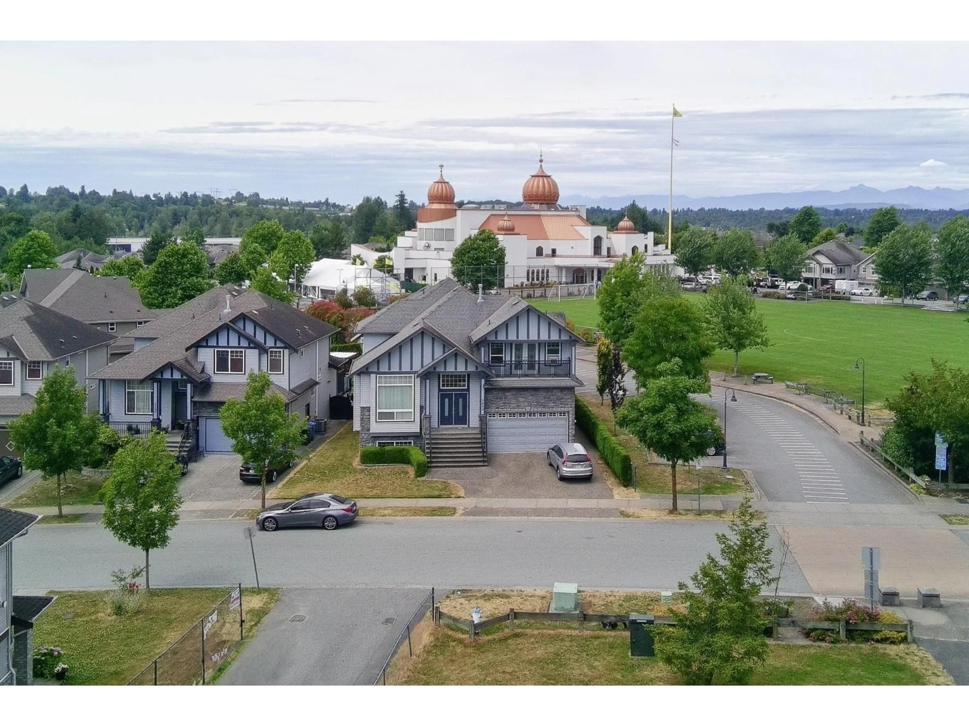 A pic from outside/outdoor area/front of a property/back of a property/a pic from drone, street for 3415 NIGHTINGALE DRIVE, Abbotsford British Columbia V2T5W3