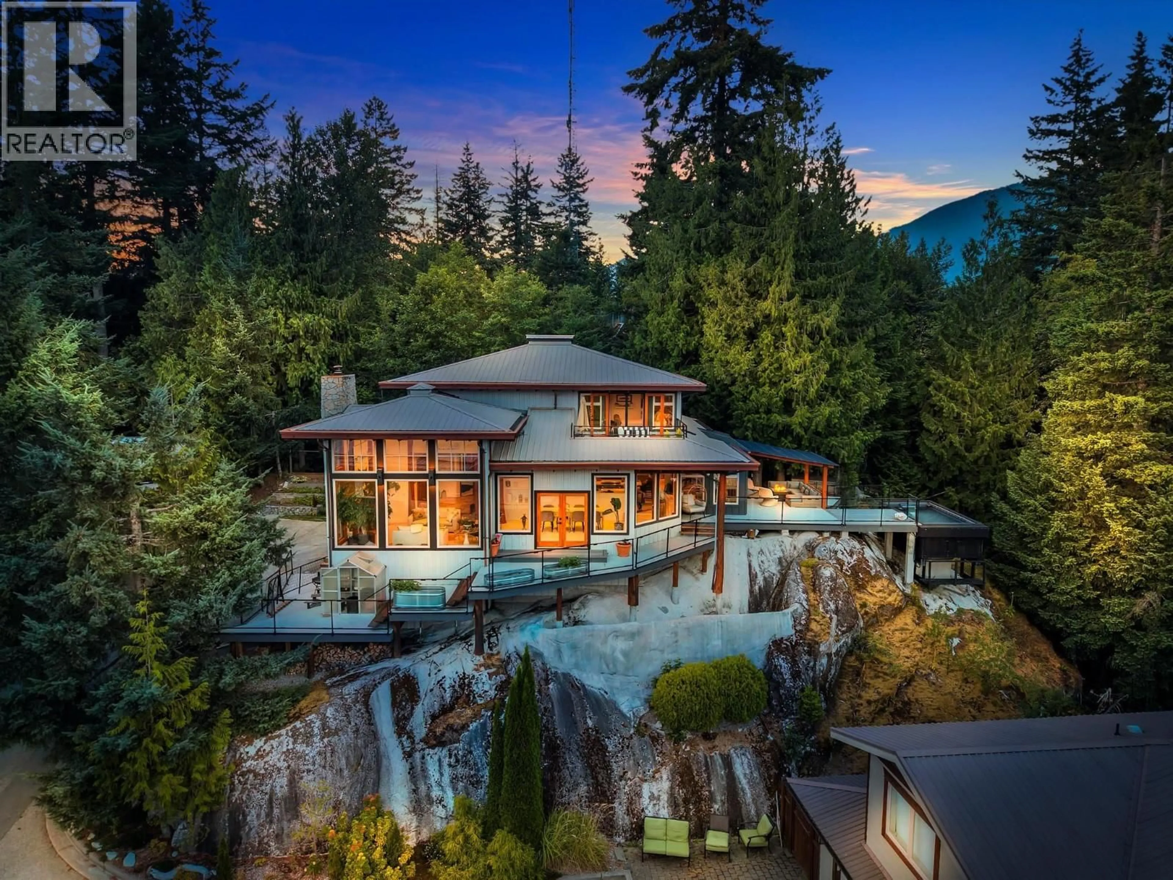 A pic from outside/outdoor area/front of a property/back of a property/a pic from drone, mountain view for 4 - 40781 THUNDERBIRD RIDGE, Squamish British Columbia V0N1T0