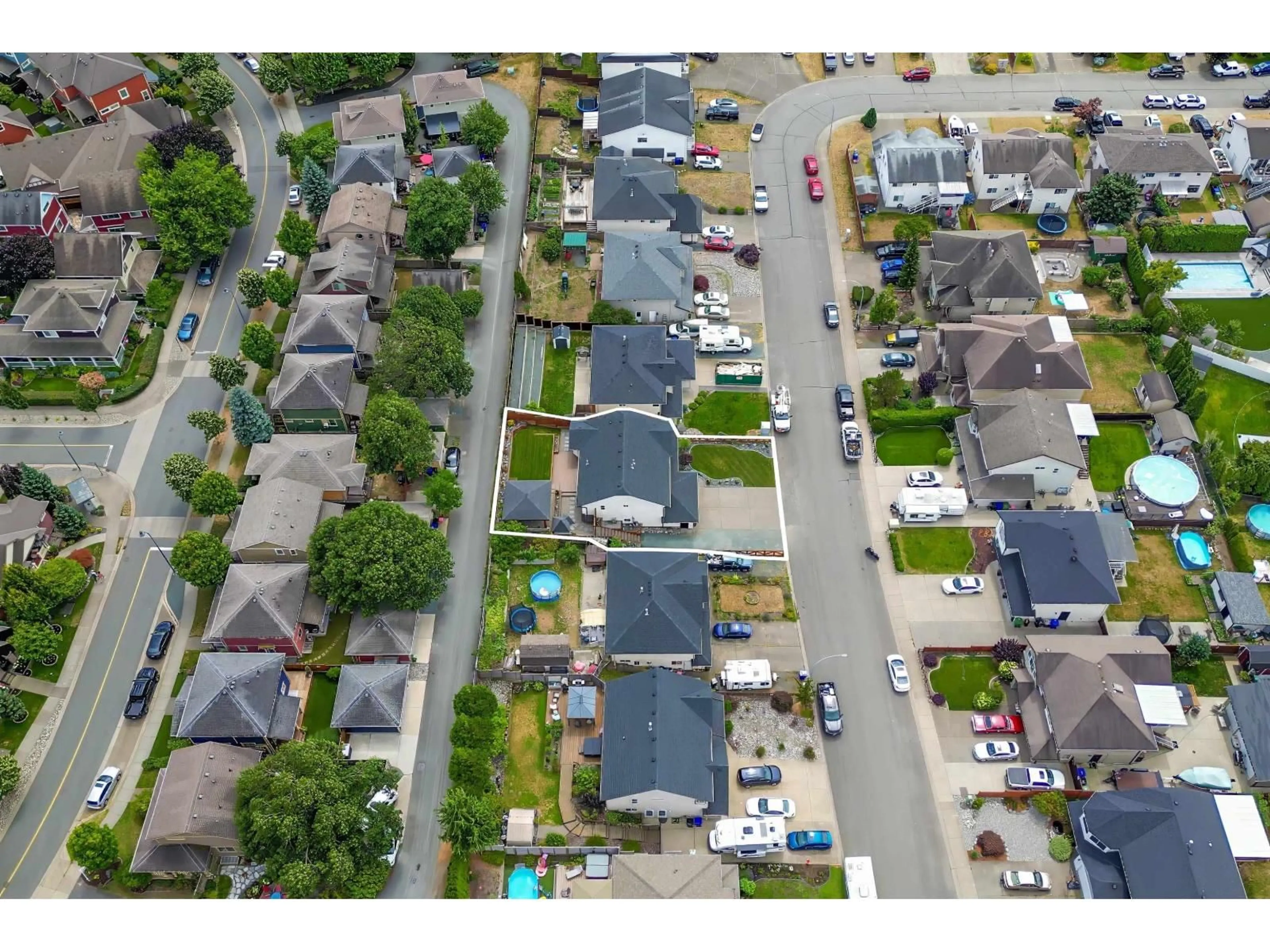 A pic from outside/outdoor area/front of a property/back of a property/a pic from drone, street for 5730 KATHLEEN DRIVE, Chilliwack British Columbia V2R3Y8