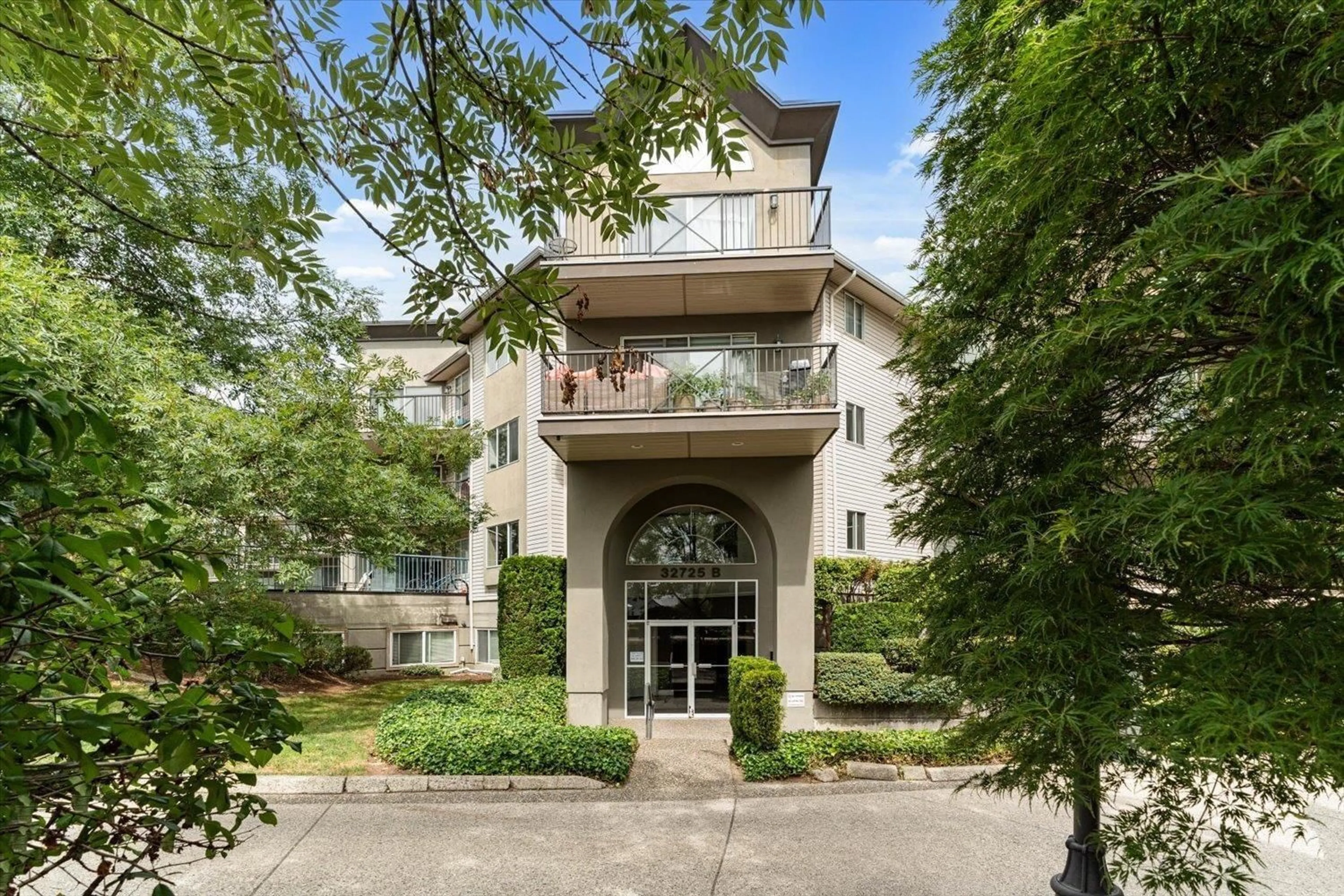Indoor foyer for 222 - 32725 GEORGE FERGUSON WAY, Abbotsford British Columbia V2T5M5