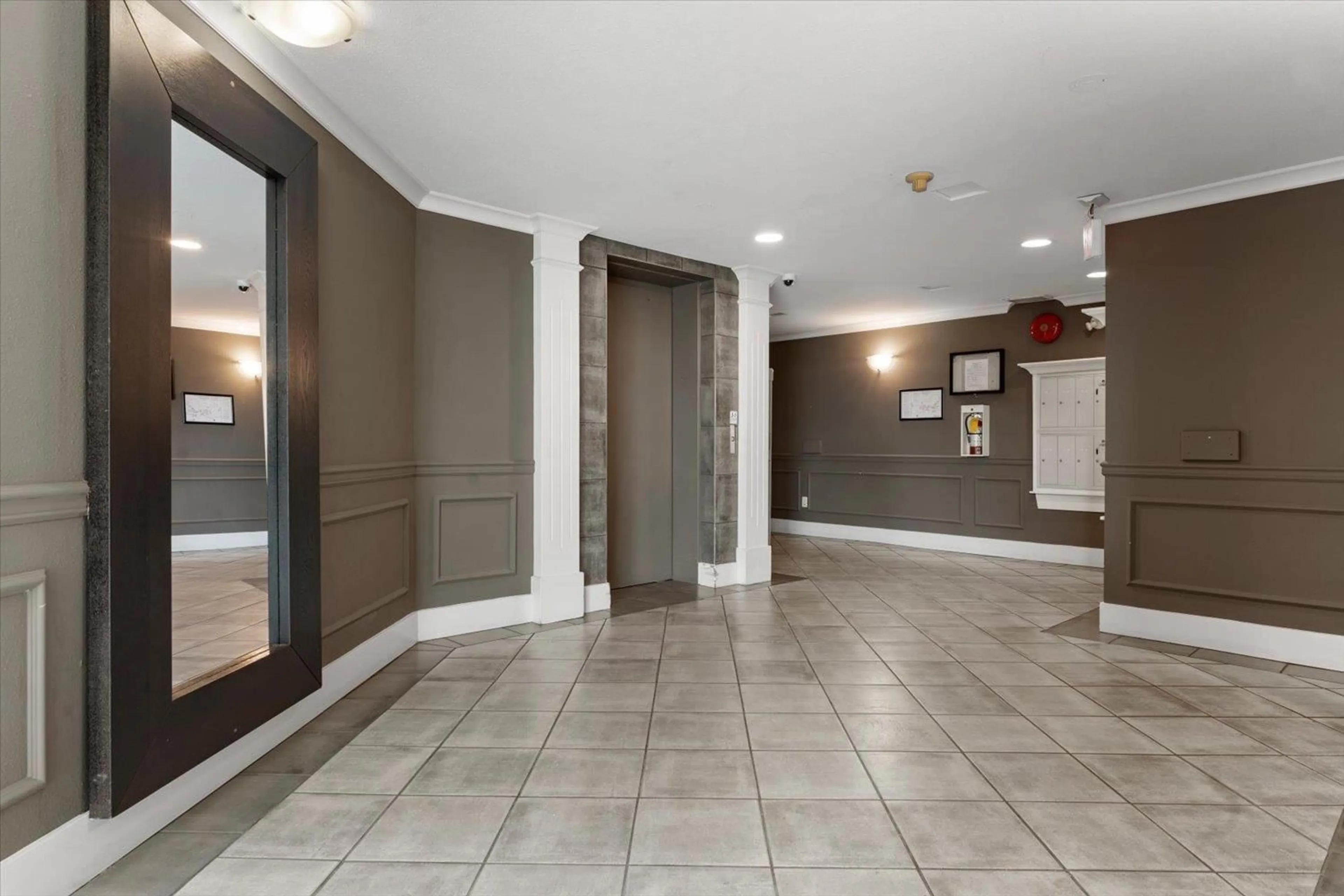 Indoor foyer for 222 - 32725 GEORGE FERGUSON WAY, Abbotsford British Columbia V2T5M5