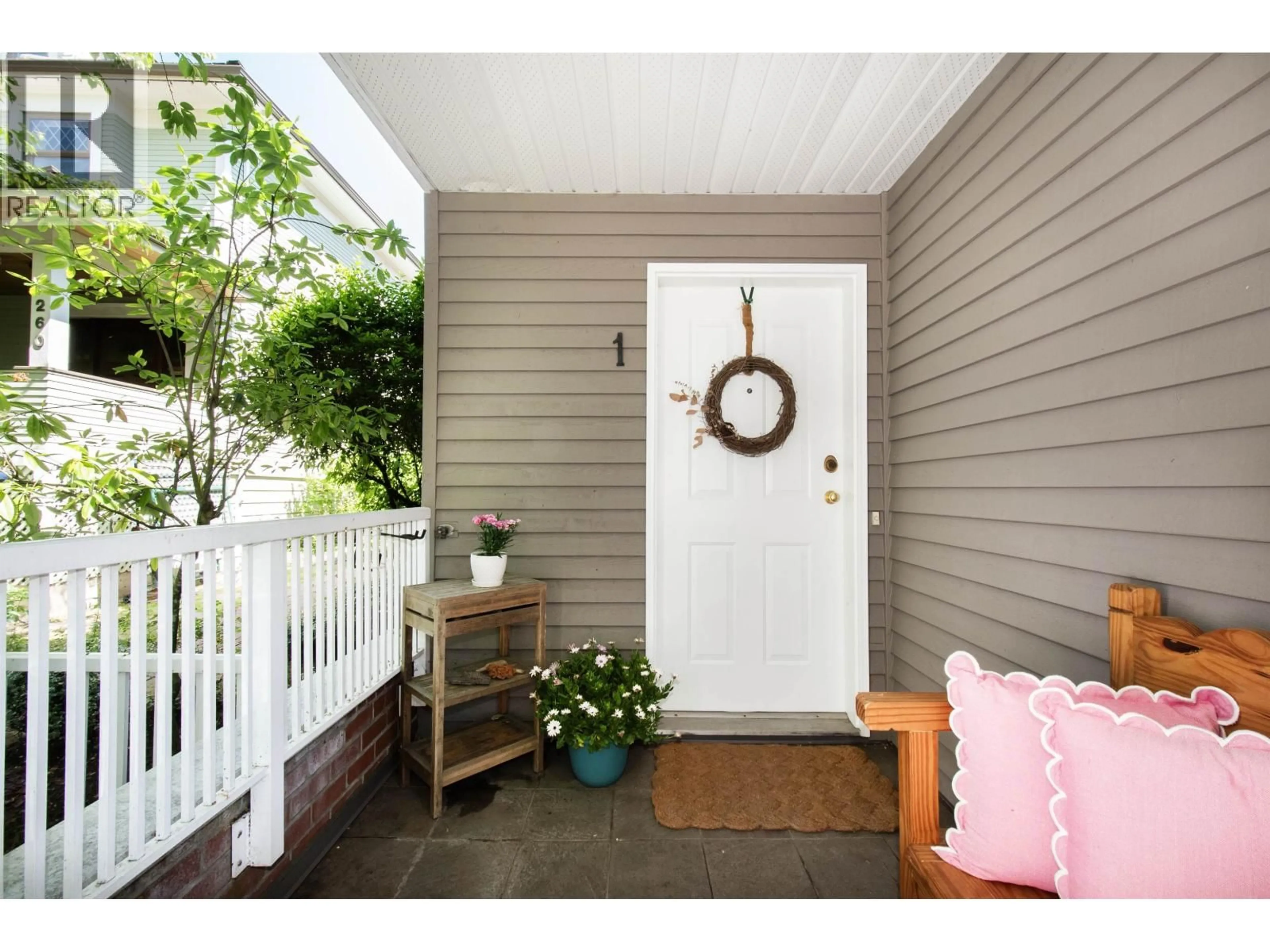 Indoor entryway for 1 - 270 KEITH ROAD, North Vancouver British Columbia V7L1V5
