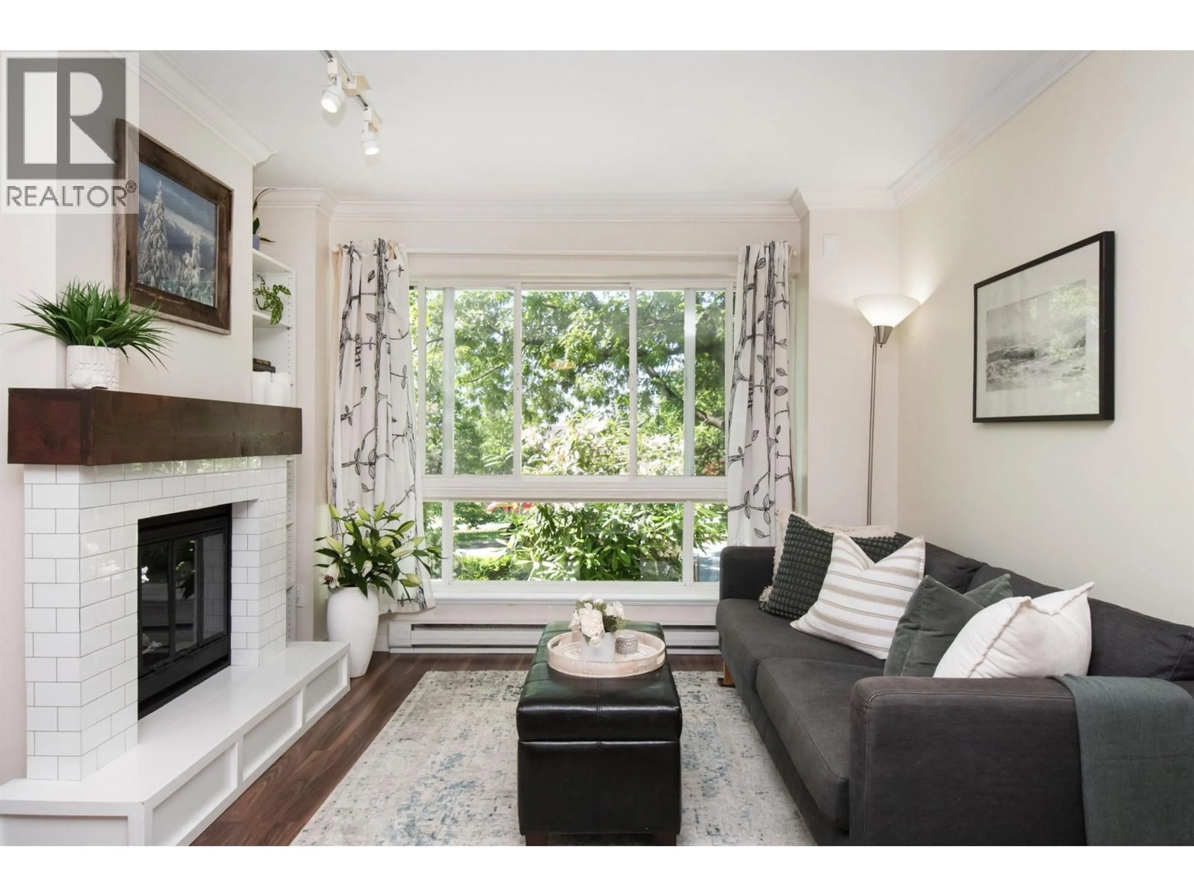 Living room with furniture, wood/laminate floor for 1 - 270 KEITH ROAD, North Vancouver British Columbia V7L1V5