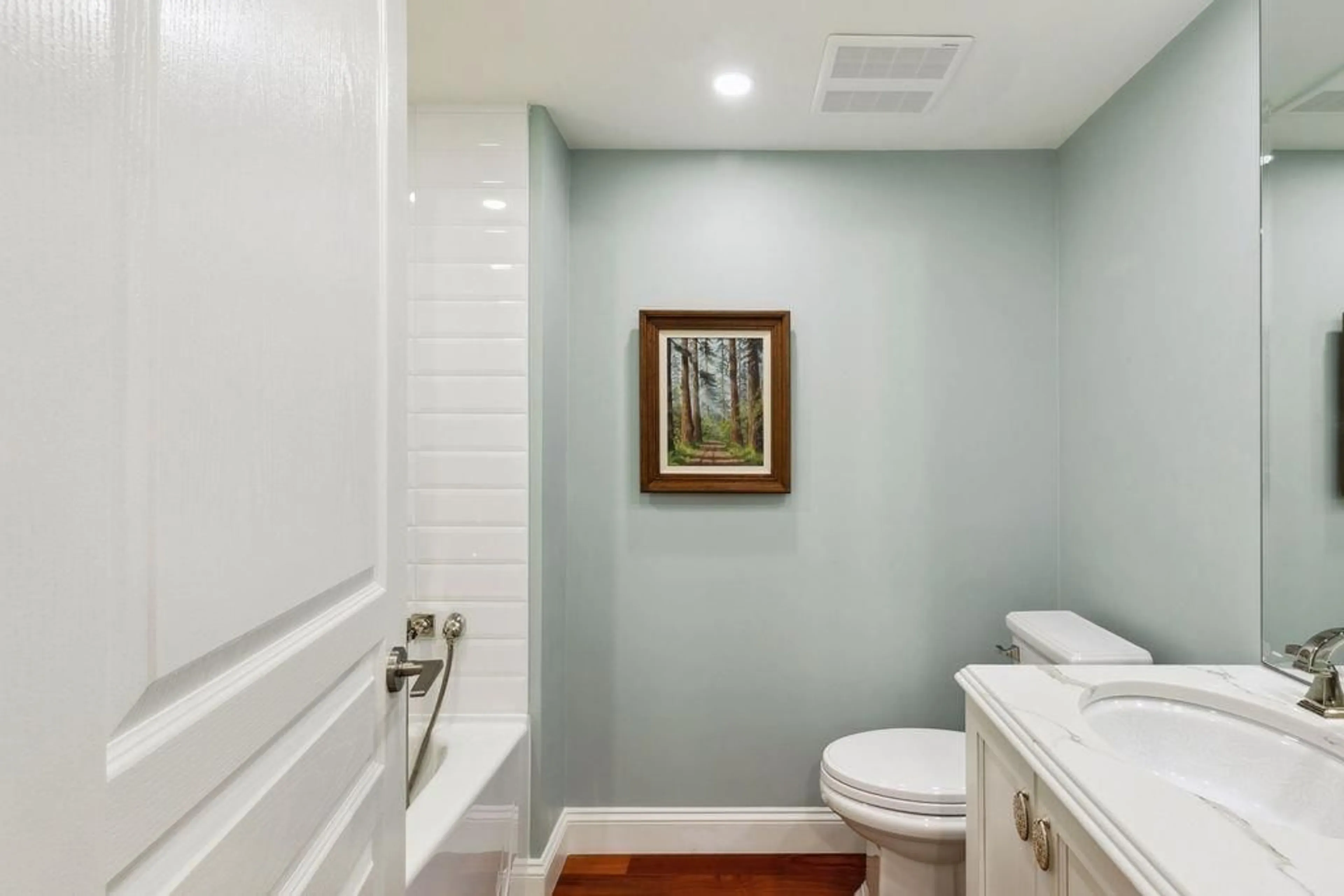 Standard bathroom, ceramic/tile floor for 220 - 15210 PACIFIC AVENUE, White Rock British Columbia V4B5L2