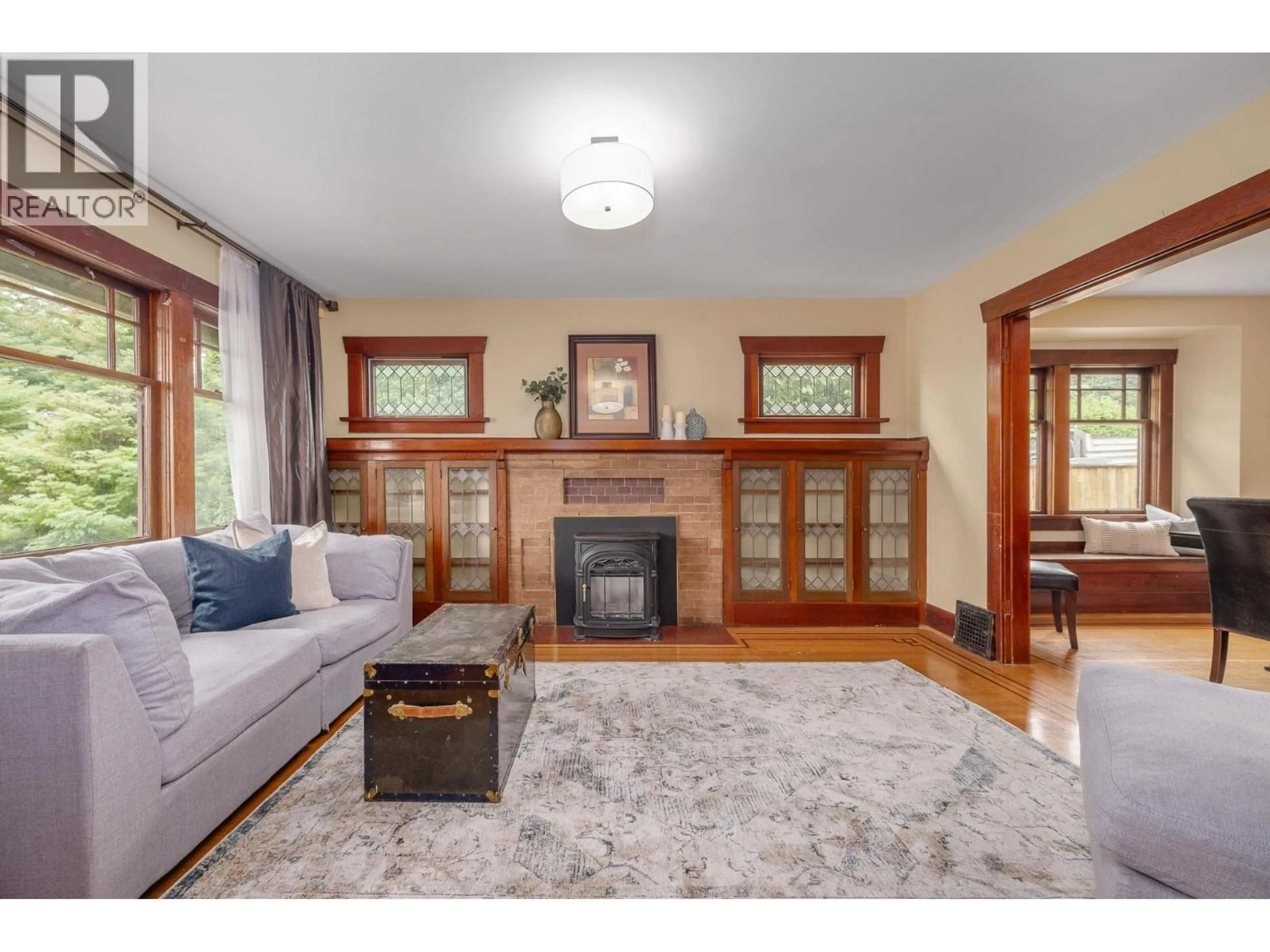 Living room with furniture, unknown for 931 SECOND STREET, New Westminster British Columbia V3L2N8