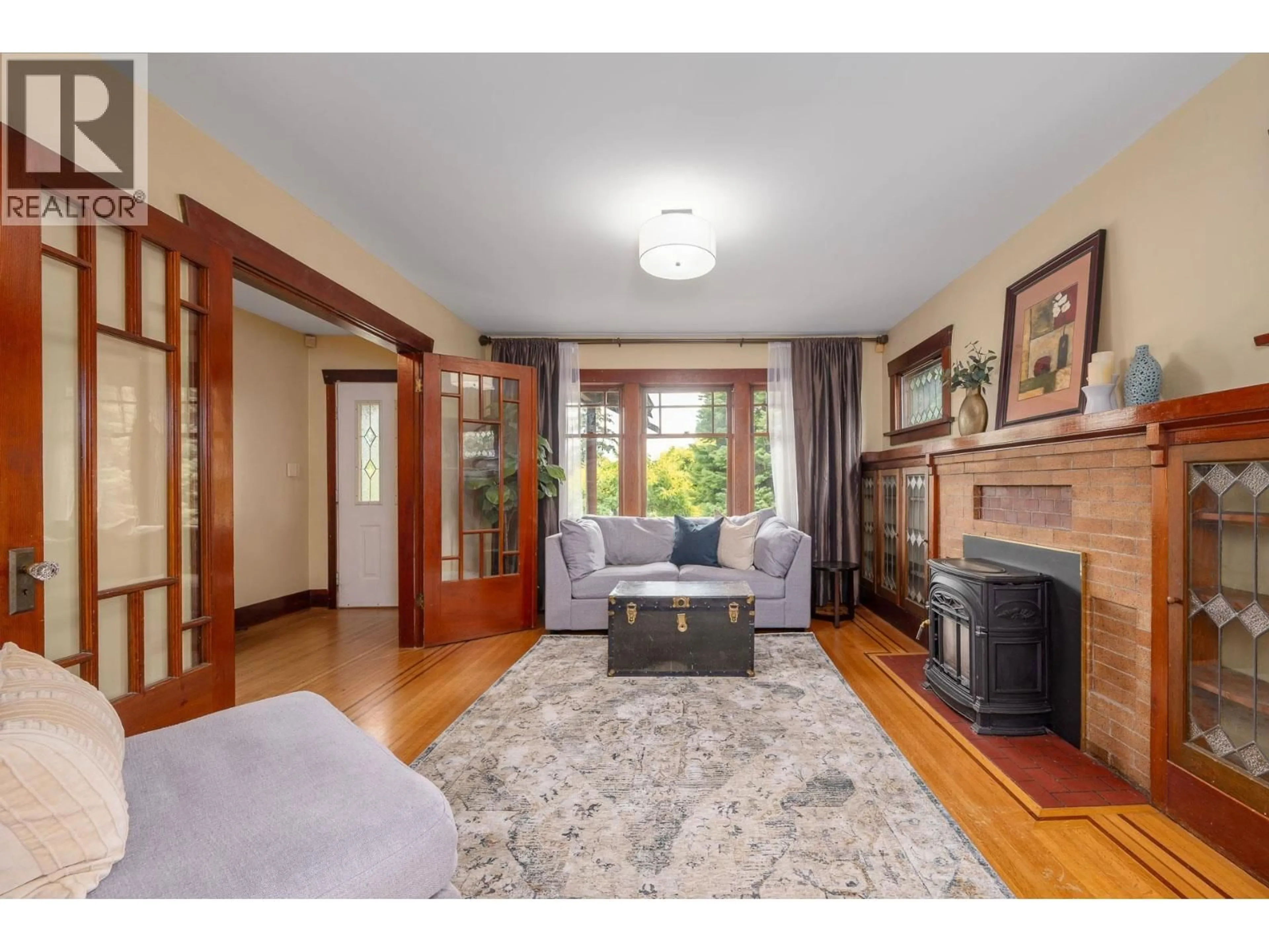 Living room with furniture, wood/laminate floor for 931 SECOND STREET, New Westminster British Columbia V3L2N8