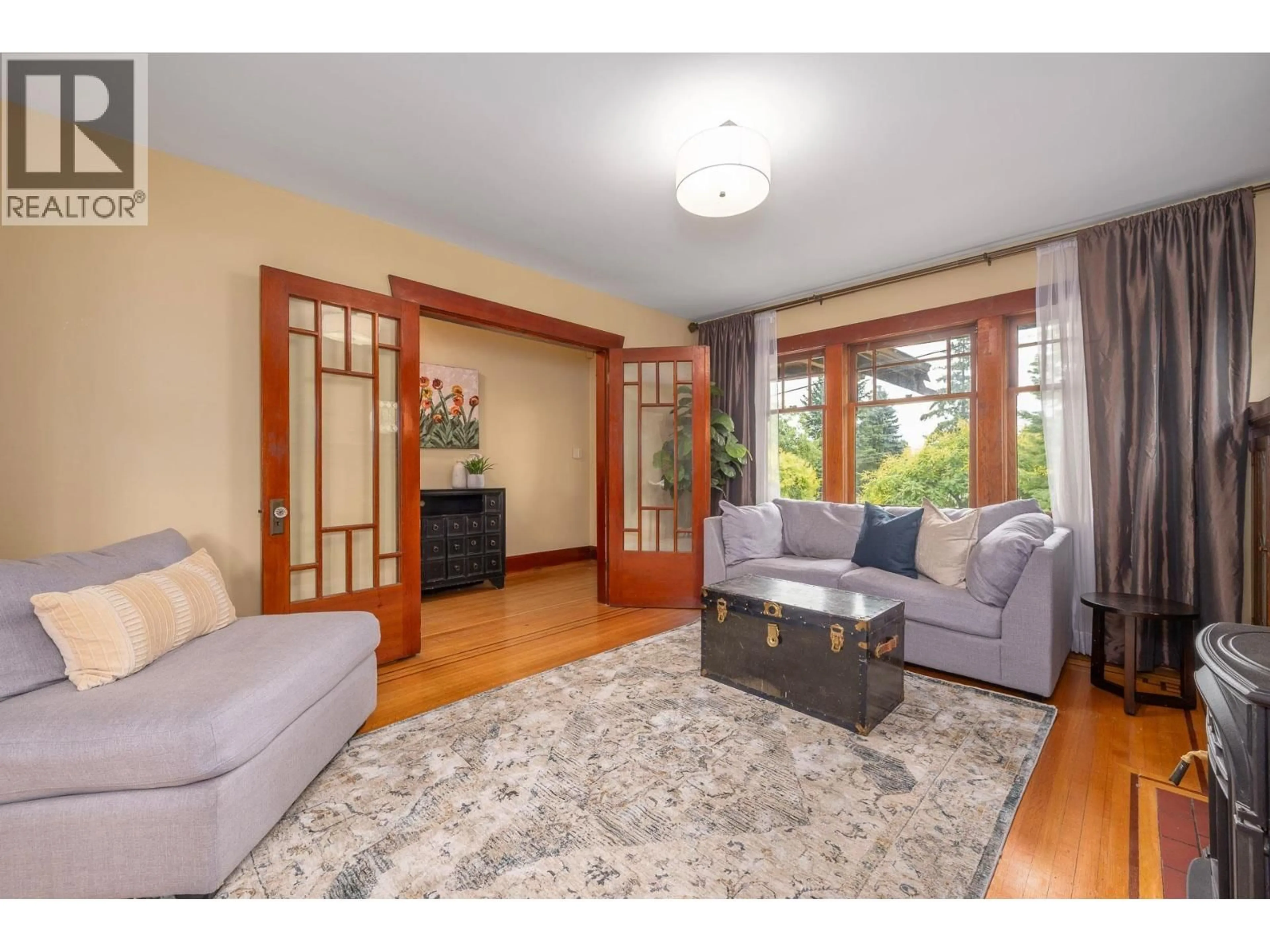 Living room with furniture, wood/laminate floor for 931 SECOND STREET, New Westminster British Columbia V3L2N8