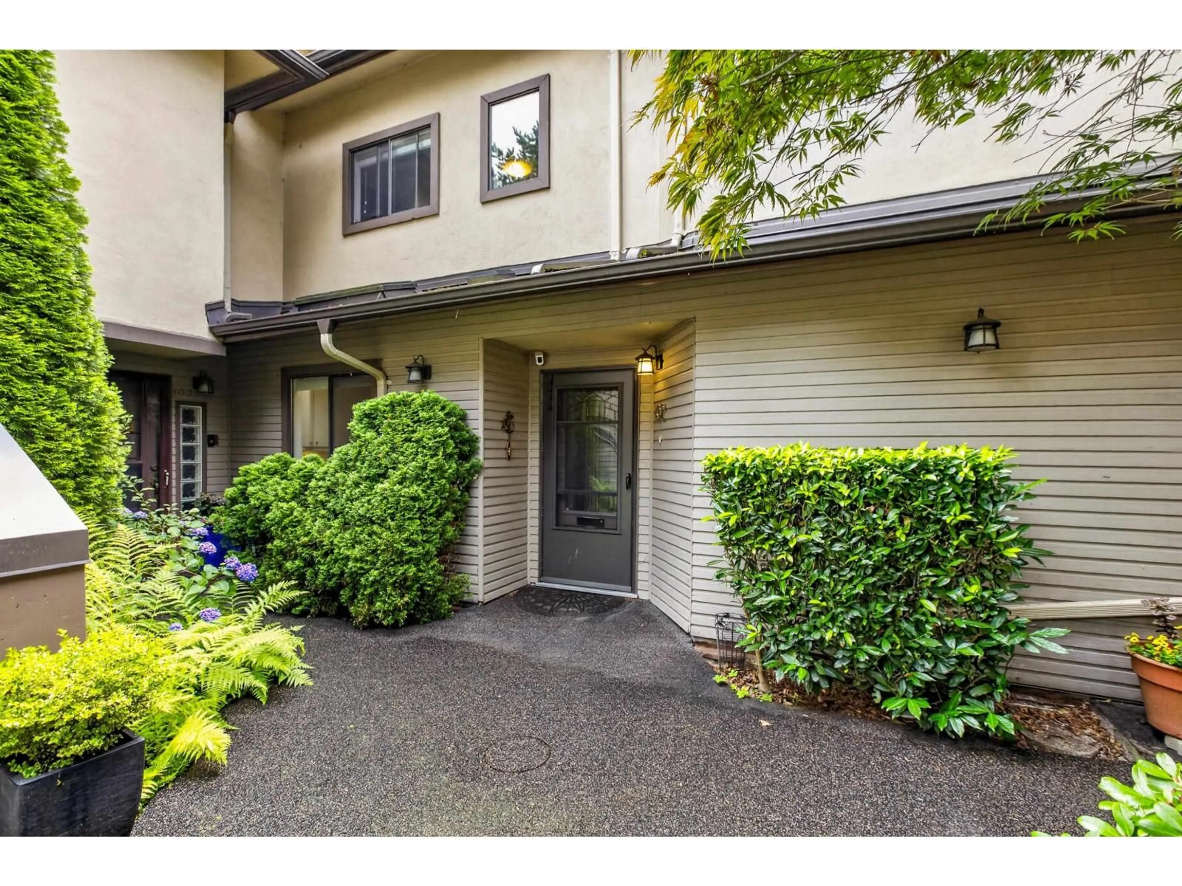 Indoor entryway for 102 - 12741 16 AVENUE, White Rock British Columbia V4A1N2