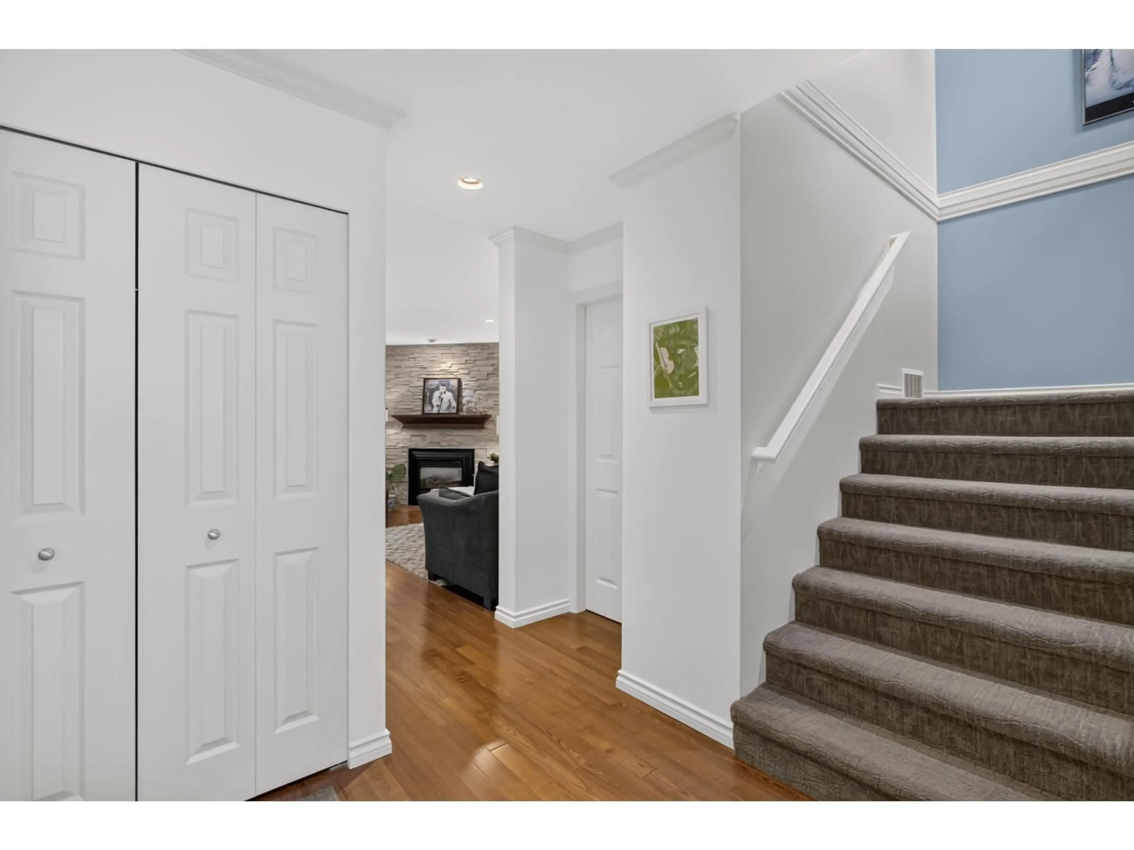 Indoor entryway for 102 - 12741 16 AVENUE, White Rock British Columbia V4A1N2