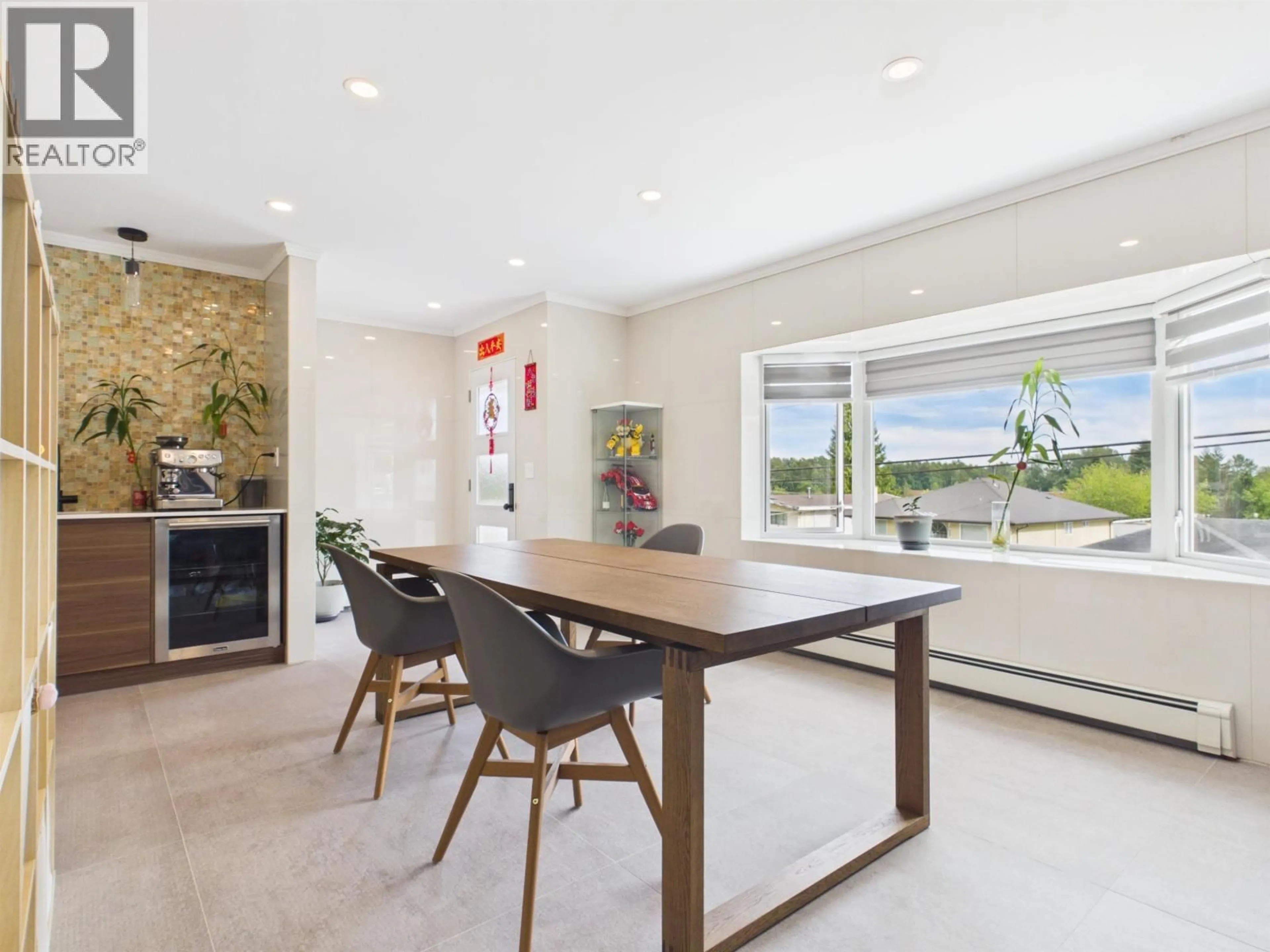 Dining room, wood/laminate floor for 3867 MARINE DRIVE, Burnaby British Columbia V5J3E3