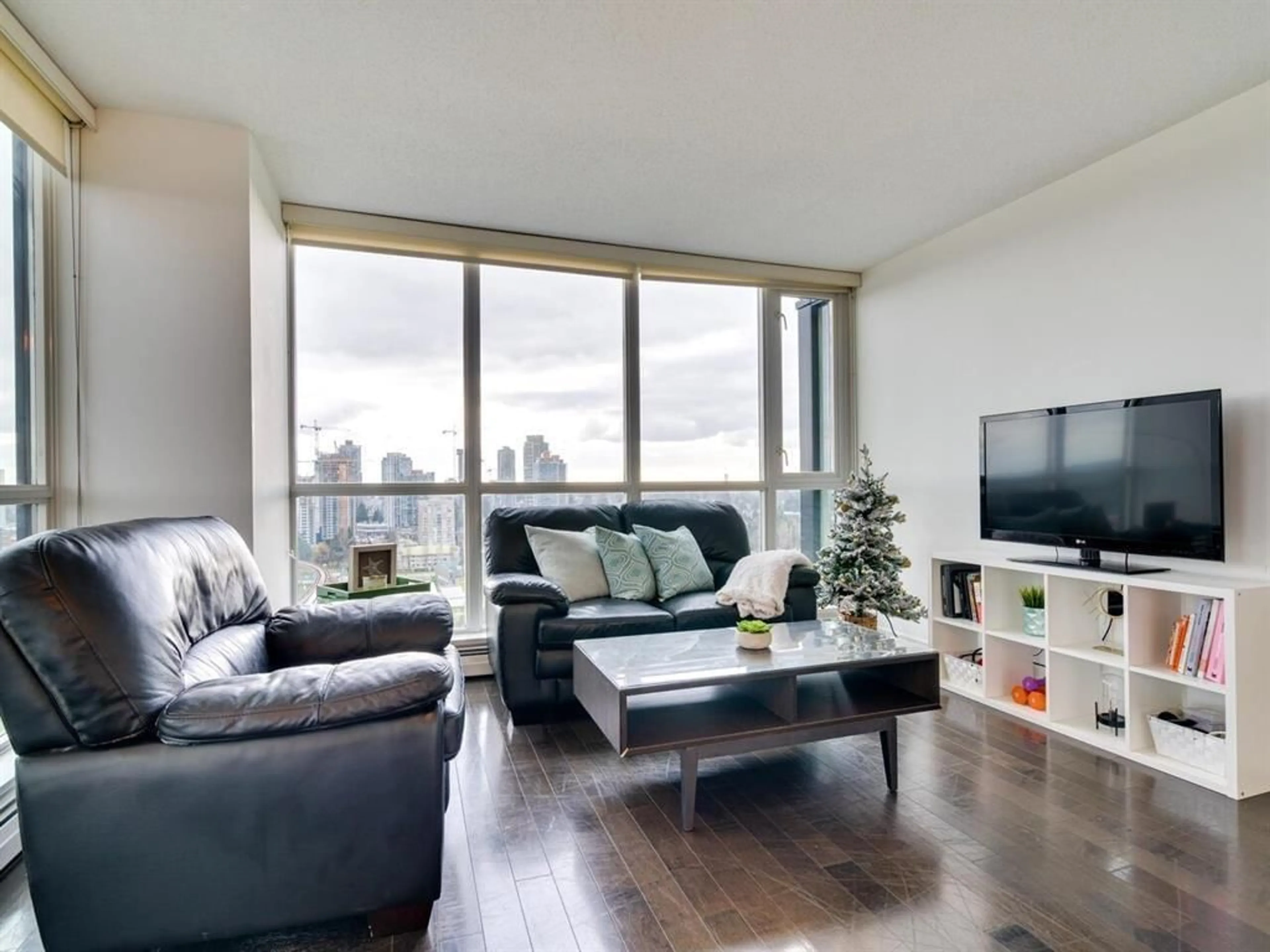 Living room with furniture, wood/laminate floor for 2302 - 10777 UNIVERSITY DRIVE, Surrey British Columbia V3T0E6