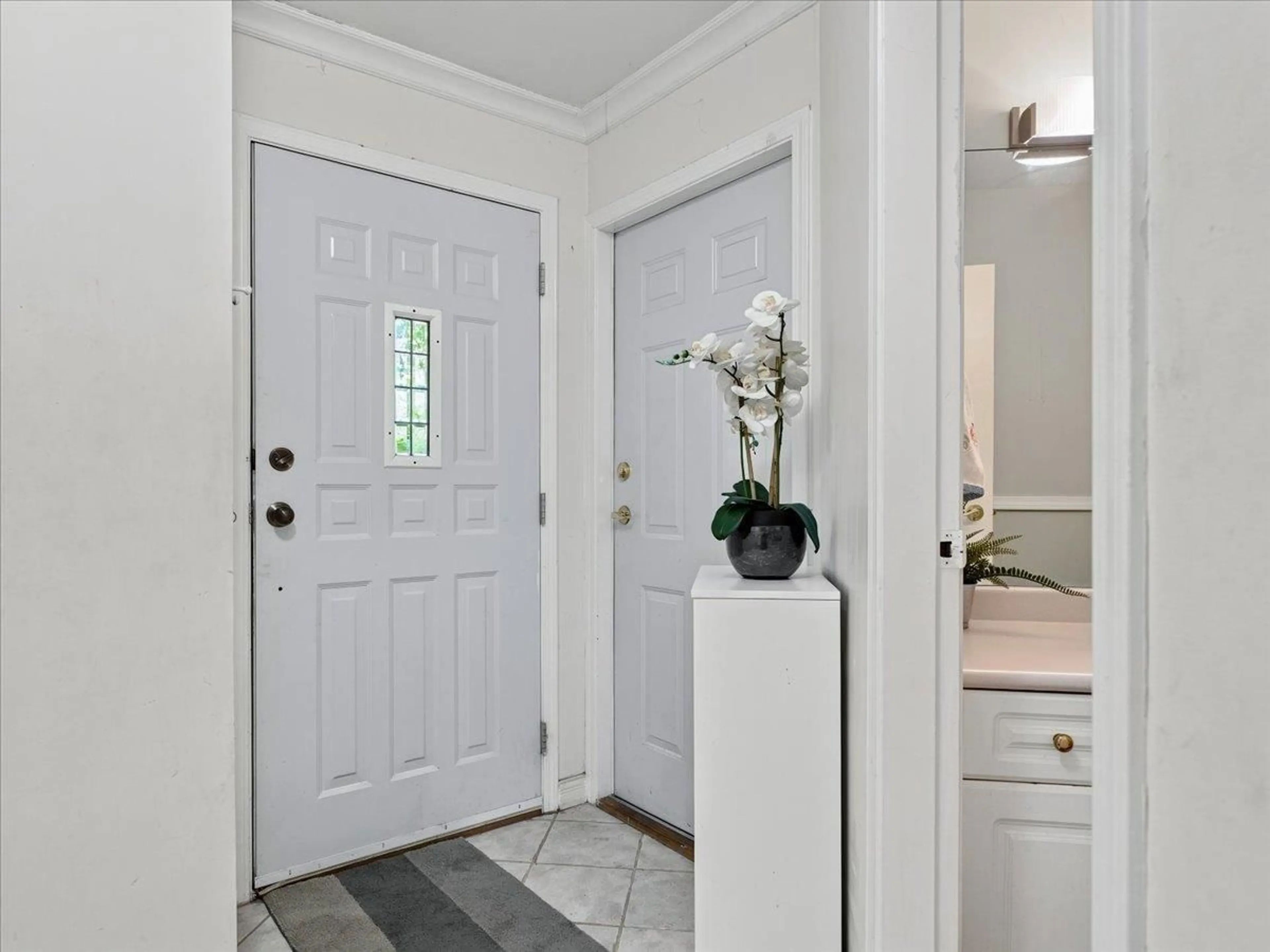 Indoor entryway for 14 - 9926 151 STREET, Surrey British Columbia V3R8C9