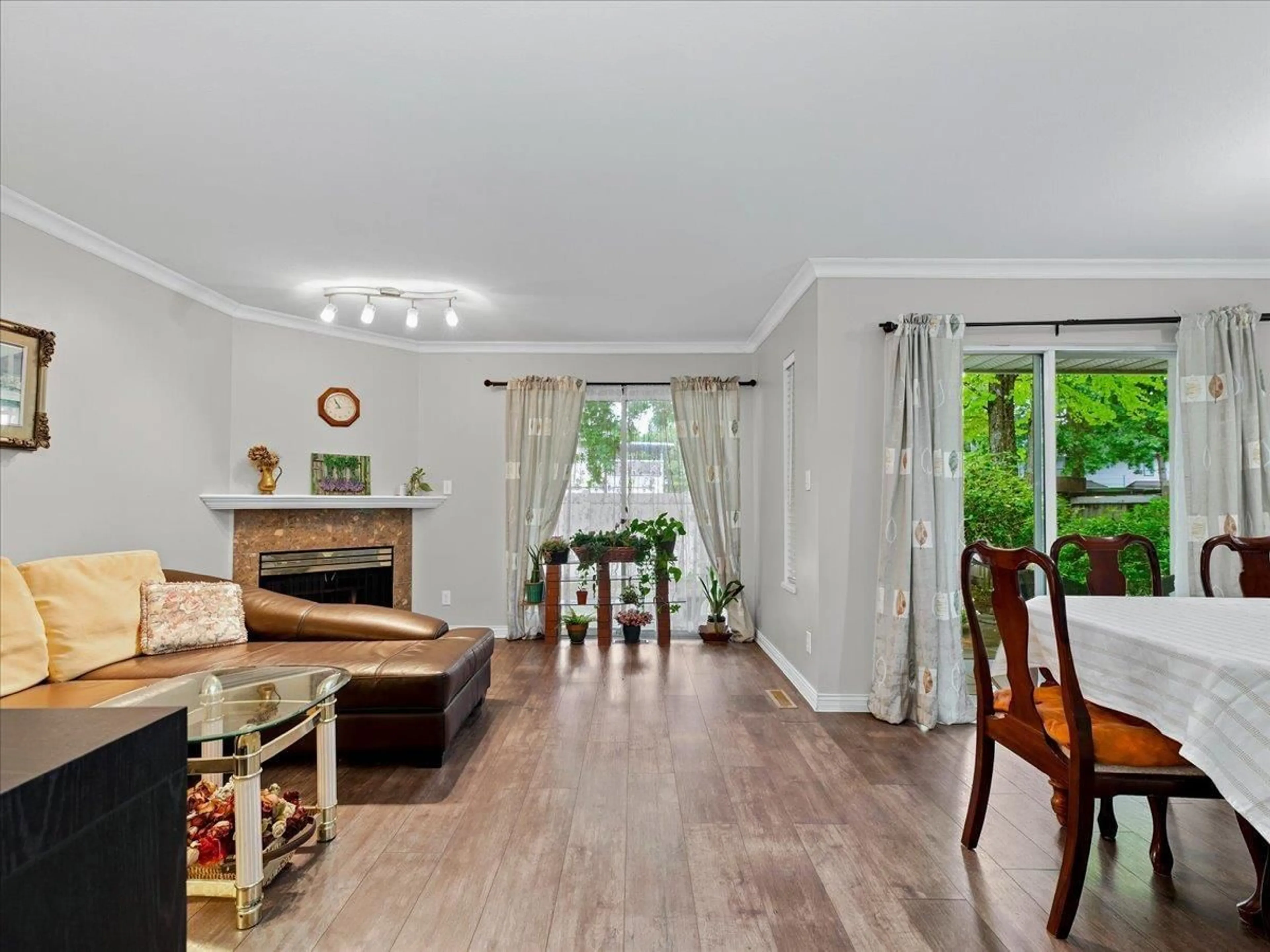 Living room with furniture, wood/laminate floor for 14 - 9926 151 STREET, Surrey British Columbia V3R8C9