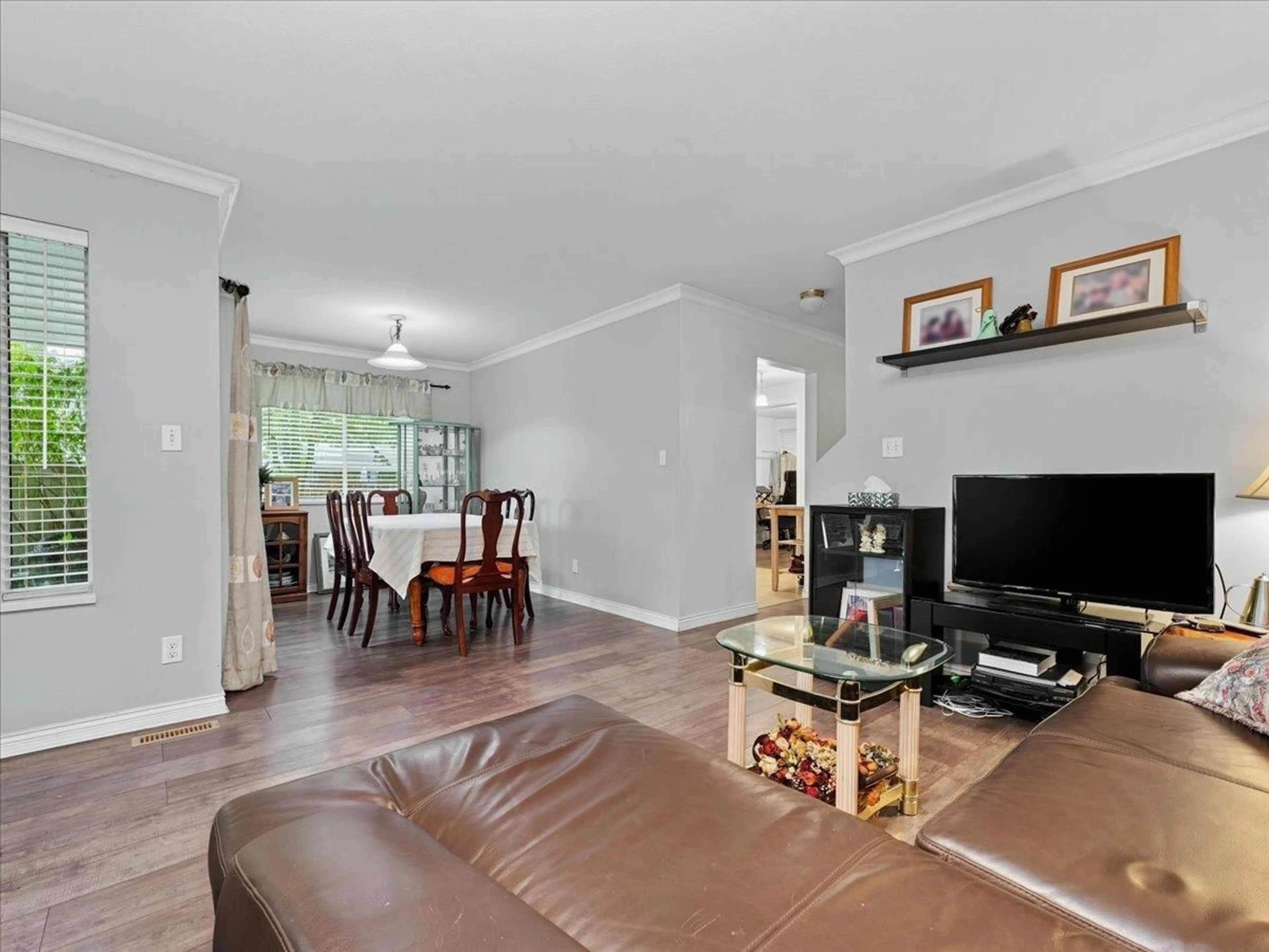 Living room with furniture, wood/laminate floor for 14 - 9926 151 STREET, Surrey British Columbia V3R8C9