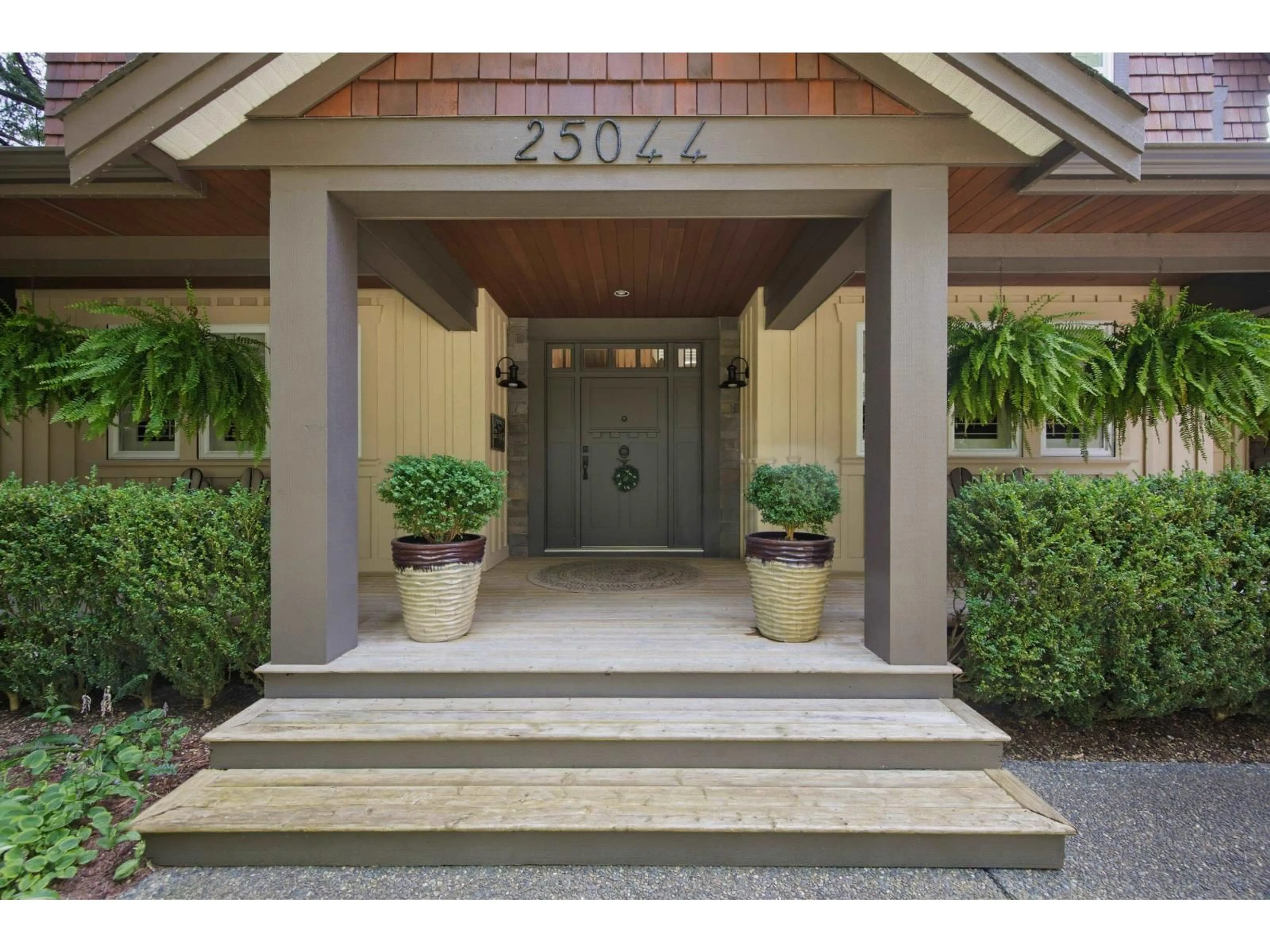 Indoor foyer for 25044 56 AVENUE, Langley British Columbia V4W1B2