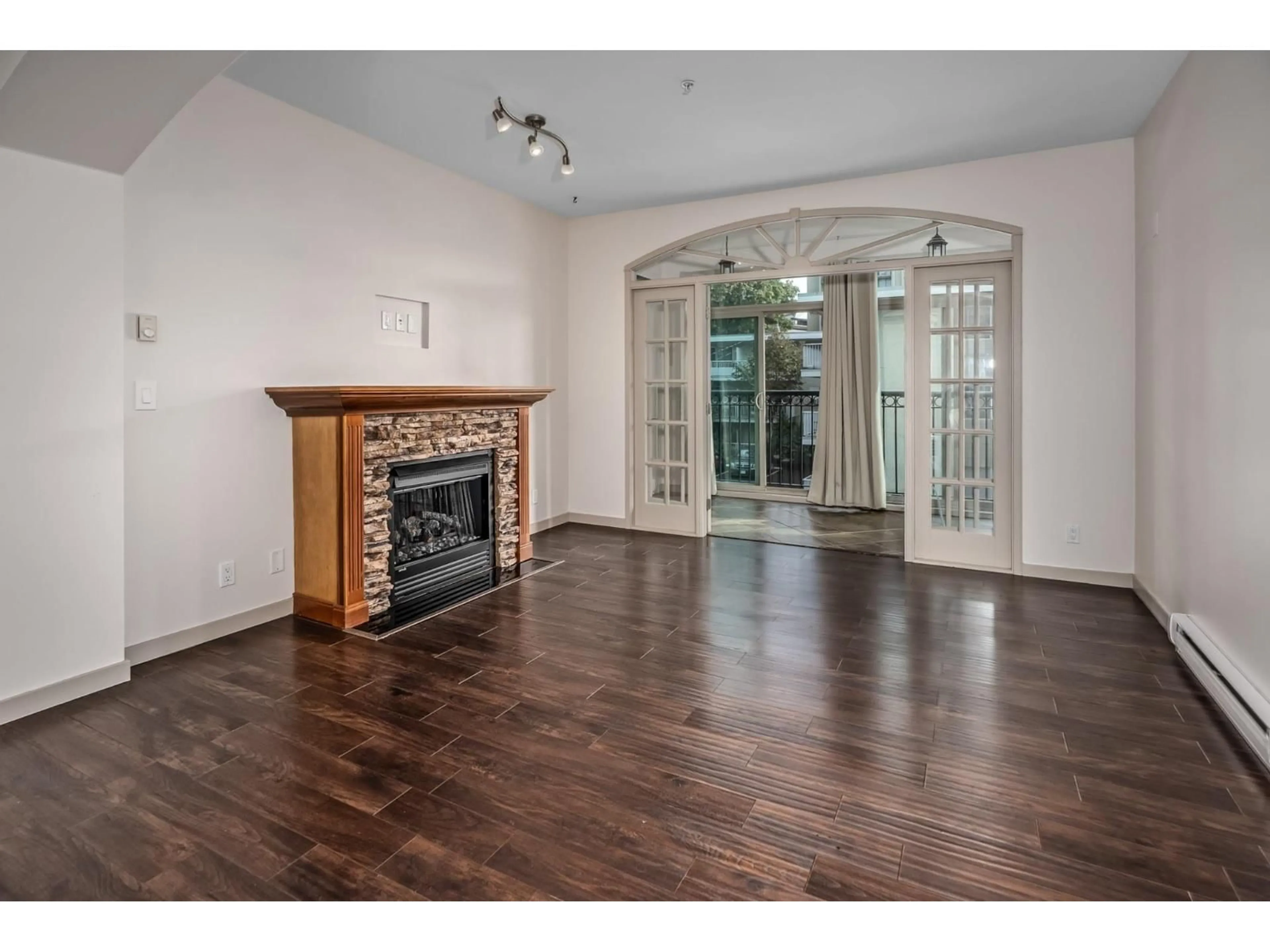 Unknown for 207 - 33485 SOUTH FRASER WAY, Abbotsford British Columbia V2S8P9