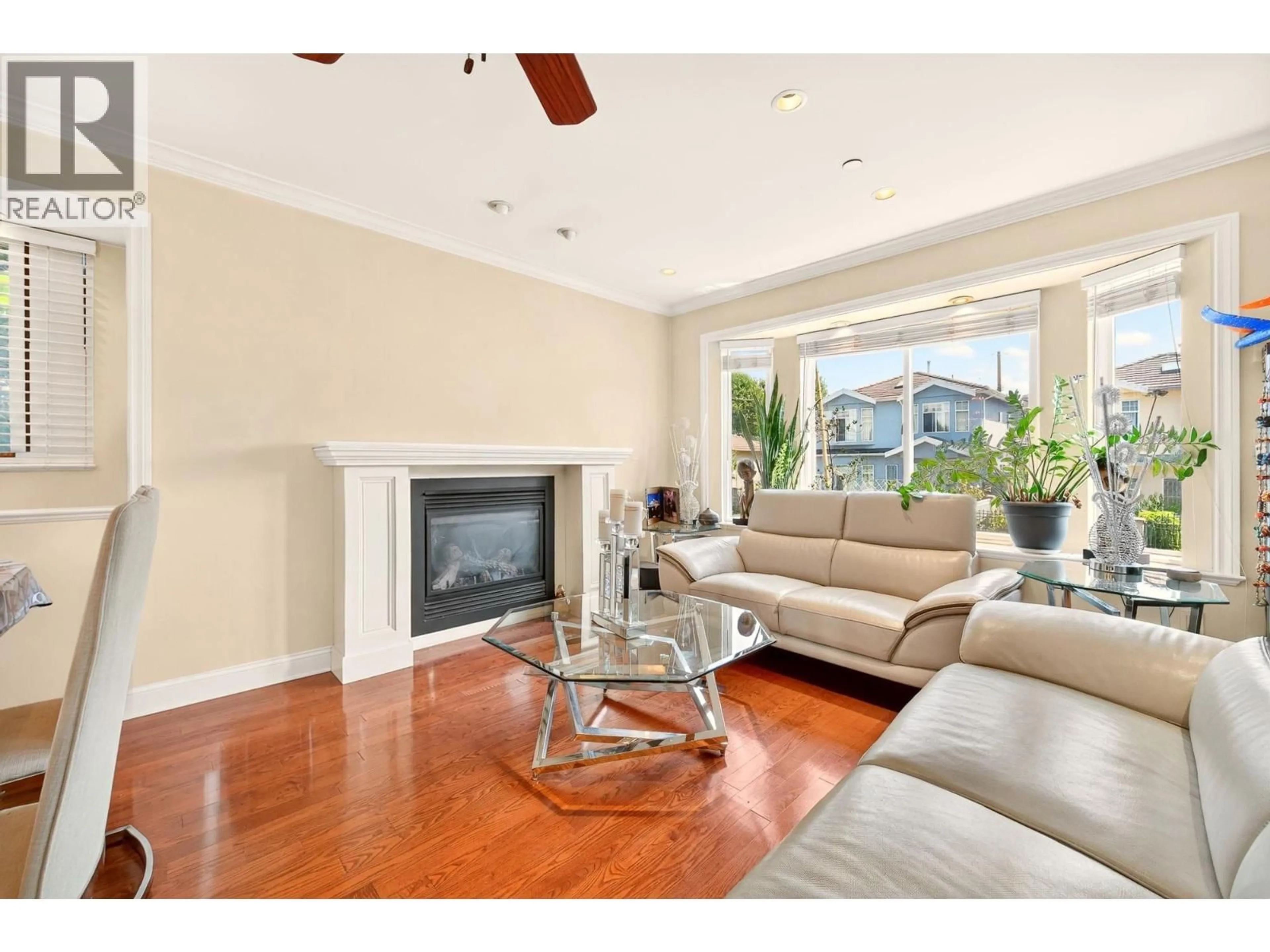 Living room with furniture, wood/laminate floor for 5009 PAYNE STREET, Vancouver British Columbia V5R4J5