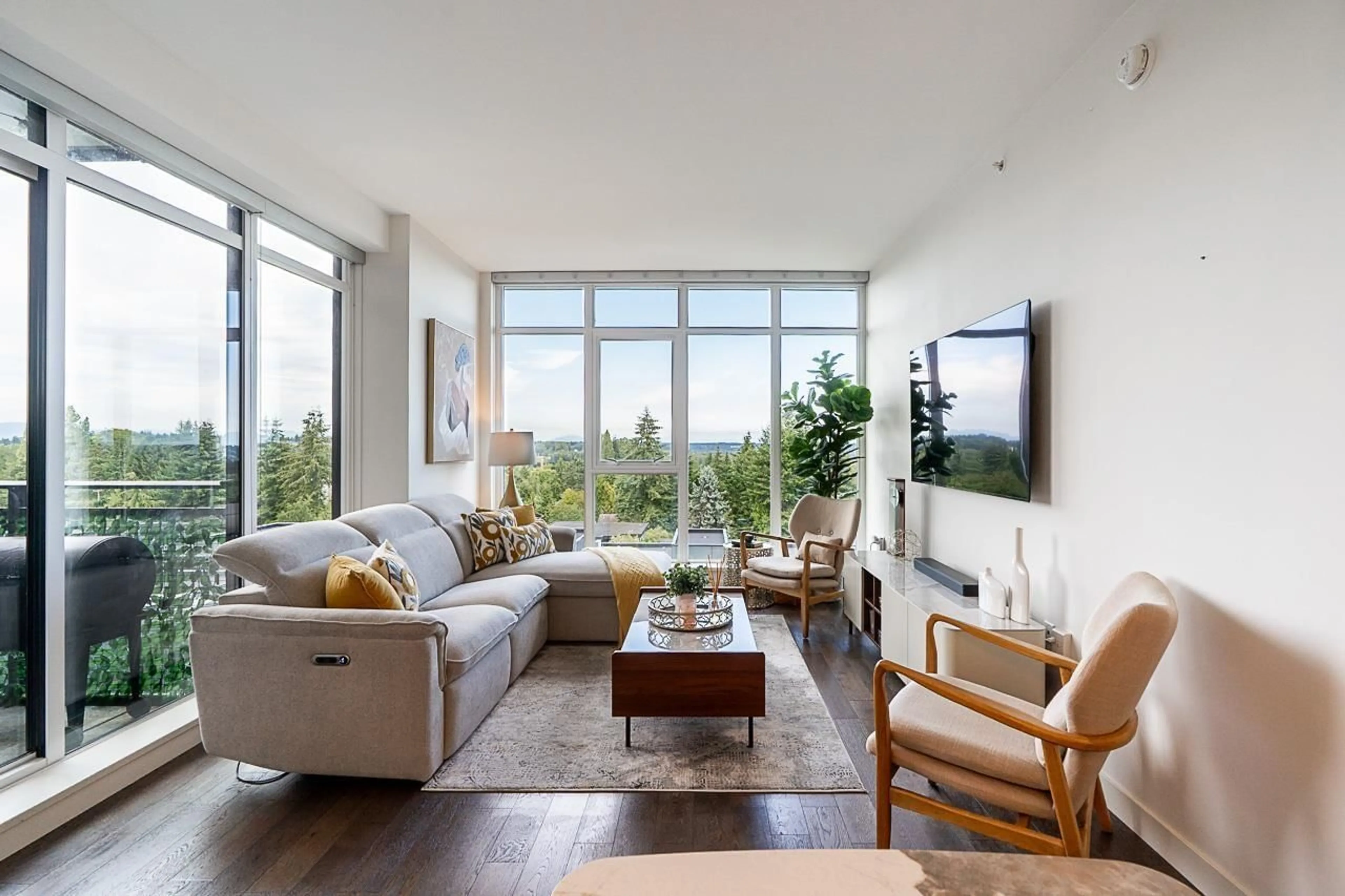 Living room with furniture, unknown for 504 - 1526 FINLAY STREET, White Rock British Columbia V4B4L9