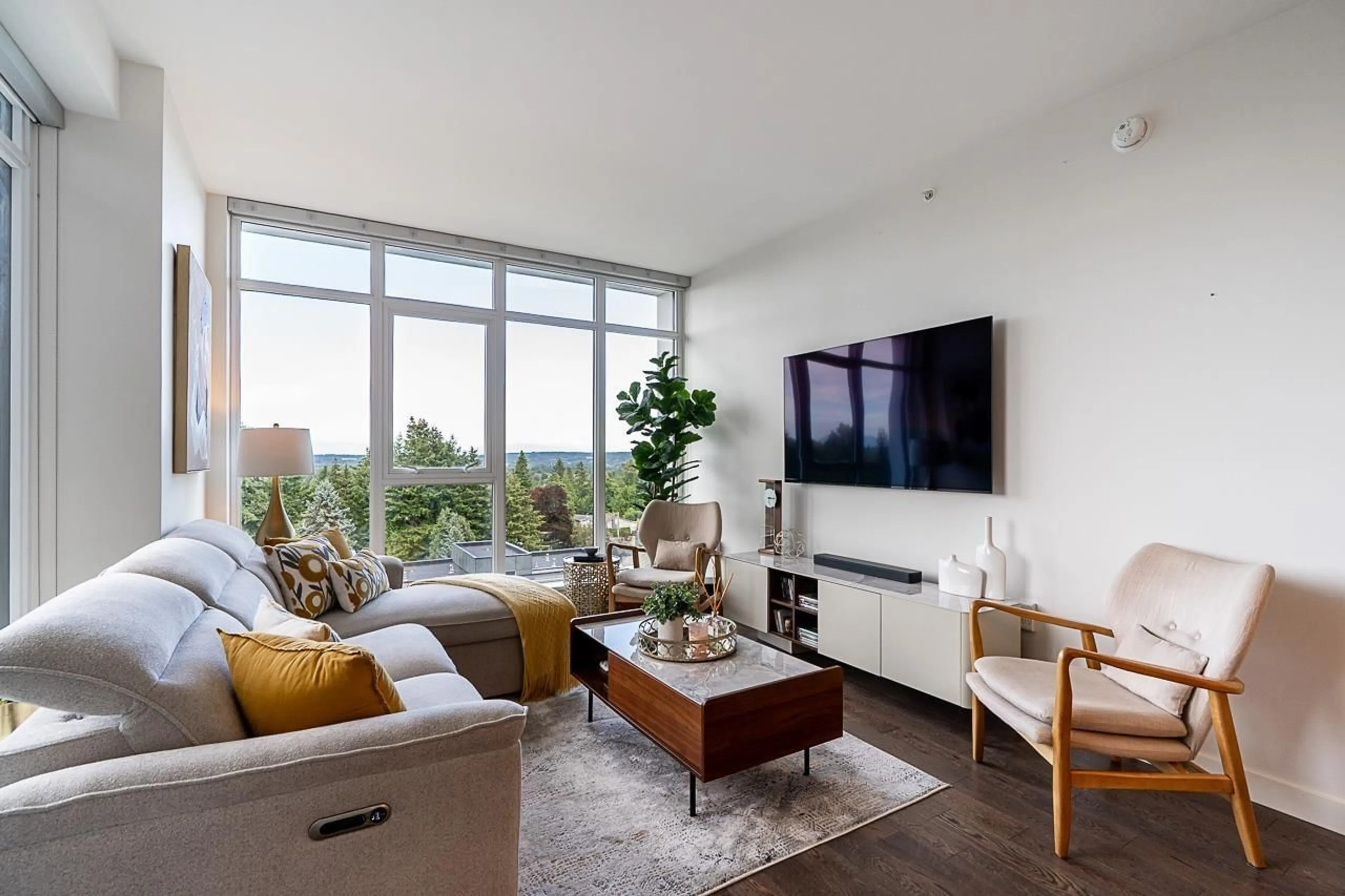 Living room with furniture, unknown for 504 - 1526 FINLAY STREET, White Rock British Columbia V4B4L9