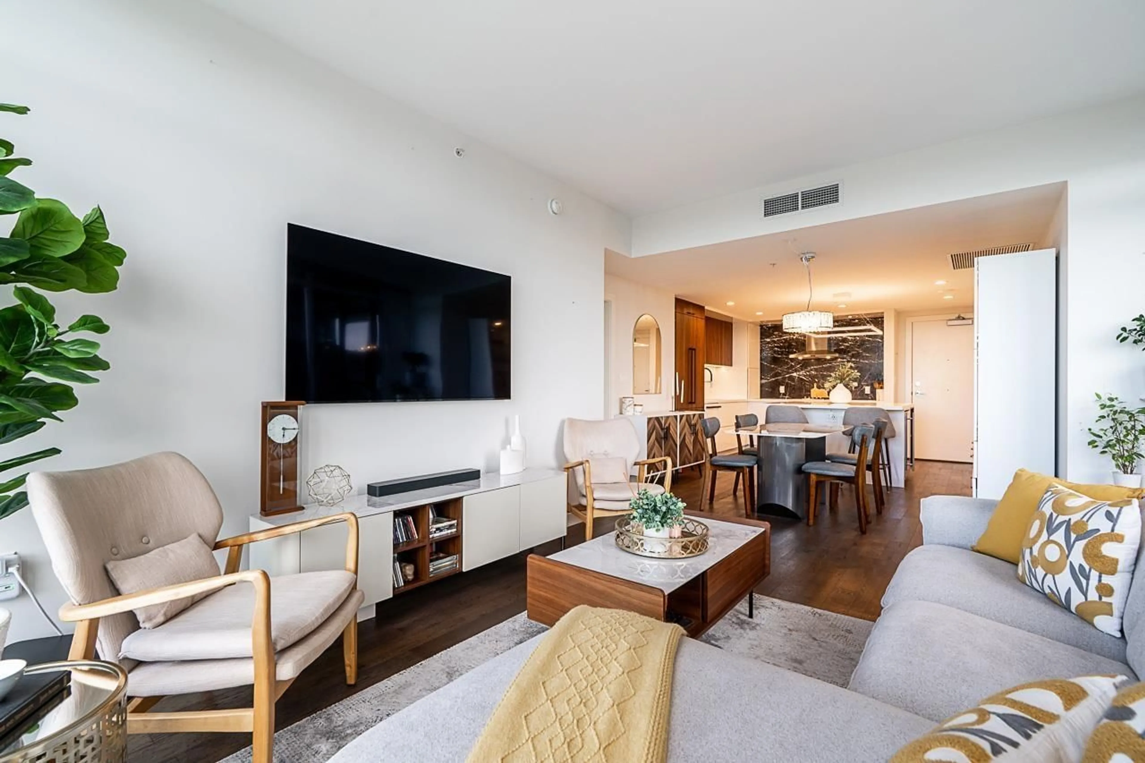 Living room with furniture, unknown for 504 - 1526 FINLAY STREET, White Rock British Columbia V4B4L9
