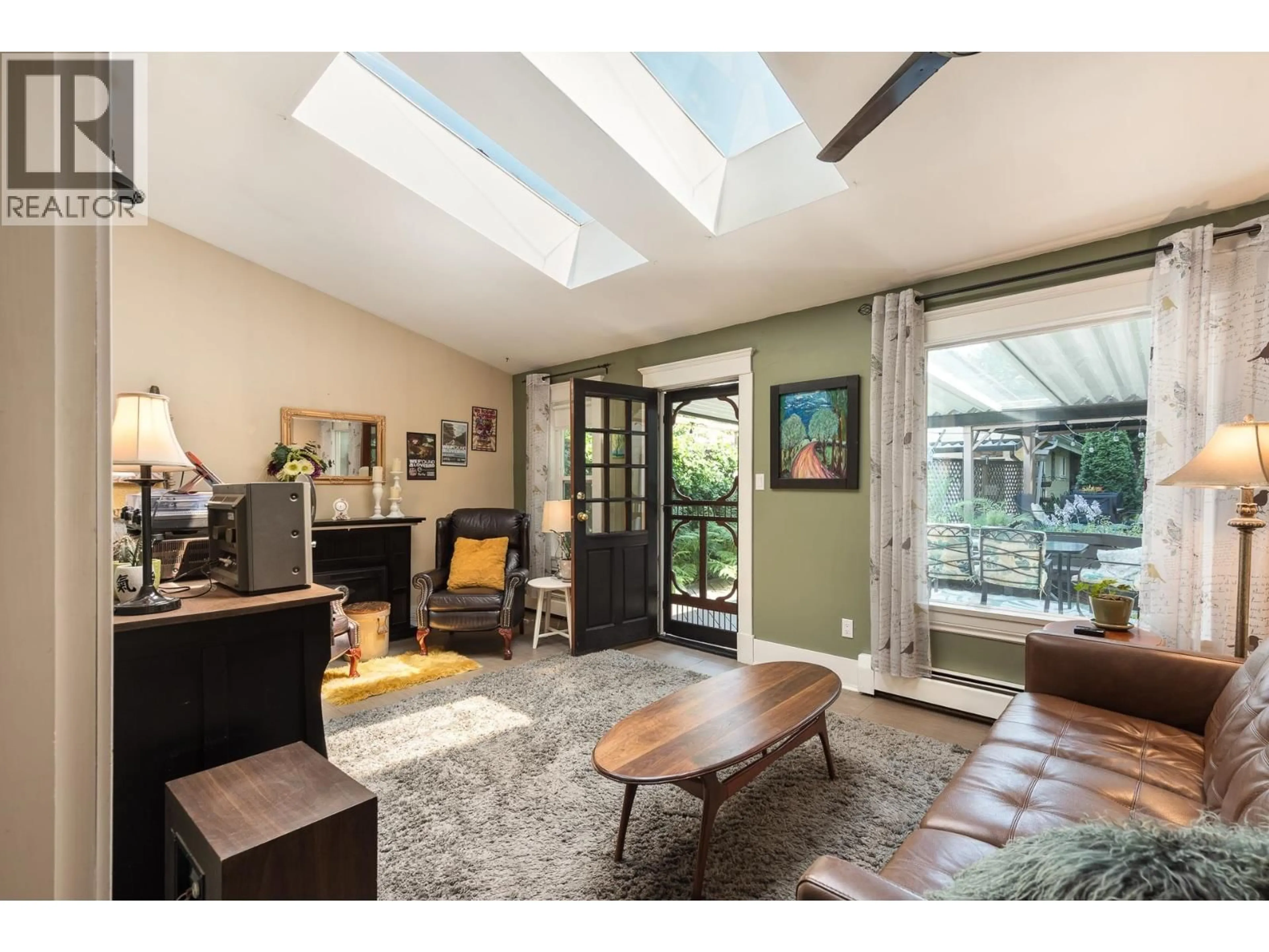 Indoor entryway for 316 DURHAM STREET, New Westminster British Columbia V3L1X3