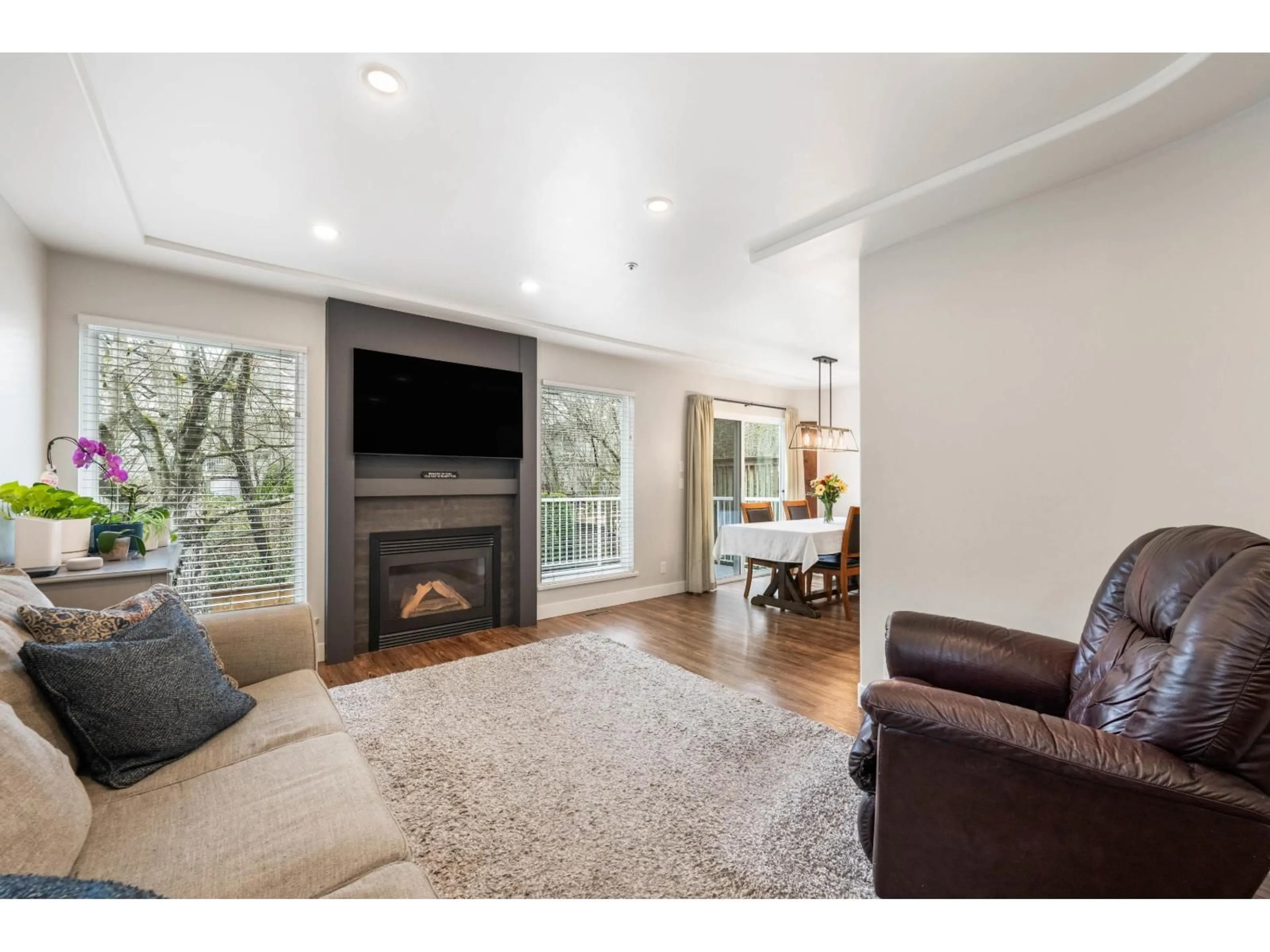 Living room with furniture, wood/laminate floor for 4 - 9559 208 STREET, Langley British Columbia V1M2L7